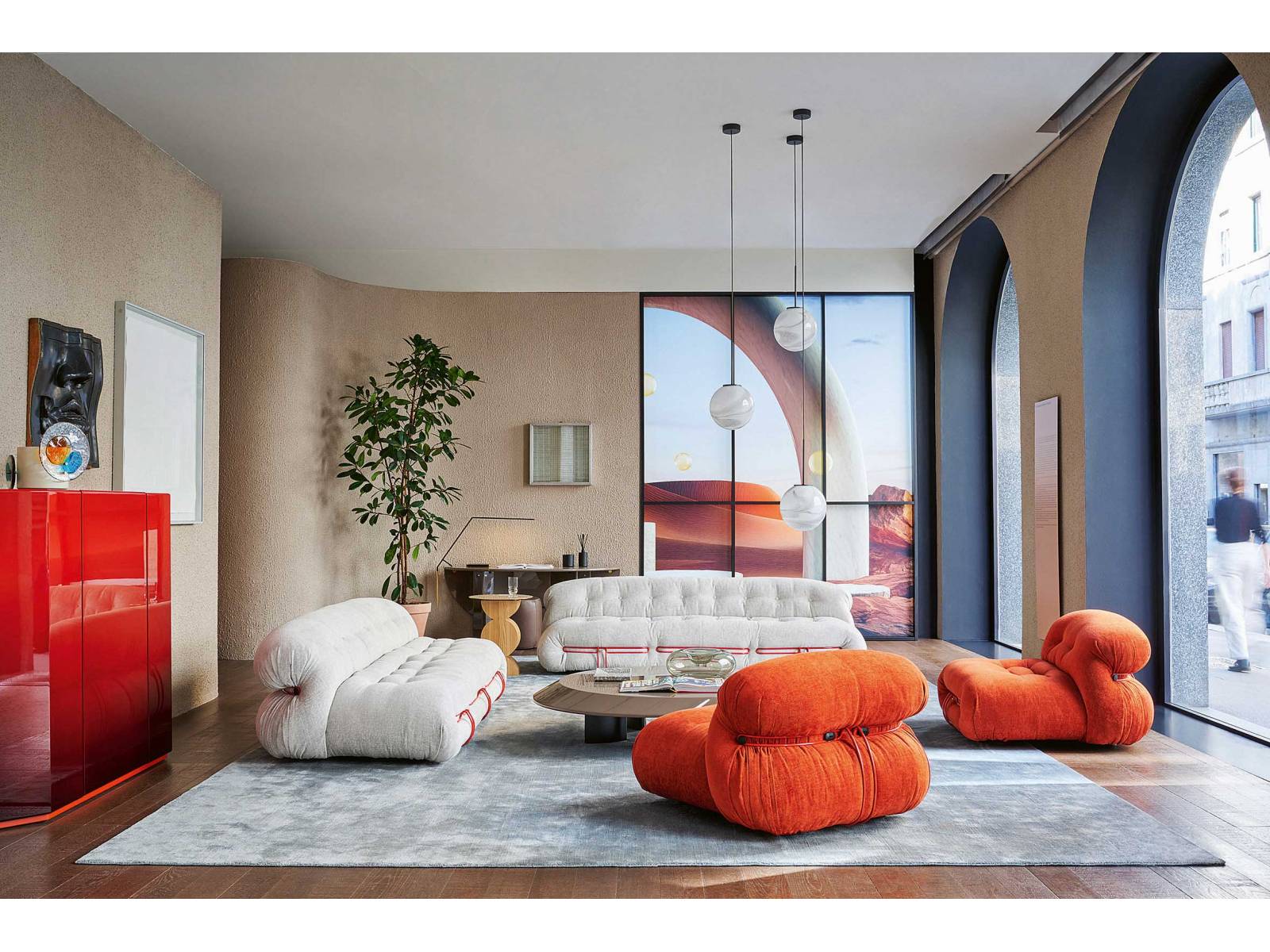 Die Nachhaltigkeit der Branche gehörte zu den grossen Themen des Supersalone. An der Messe selbst wurden temporäre Gerüste verwendet, die Mülleimer waren aus Pappe, die Holzstände abbaubar. Auch den Herstellern war die Wichtigkeit ökologischen Denkens bewusst. So bekam beispielsweise das Sofa «Soriana» von Afra und Tobia Scarpa dank nachhaltiger Polsterung eine zeitgenössische Note und fand im Showroom in der Via Durini viel Beifall. CASSINA.