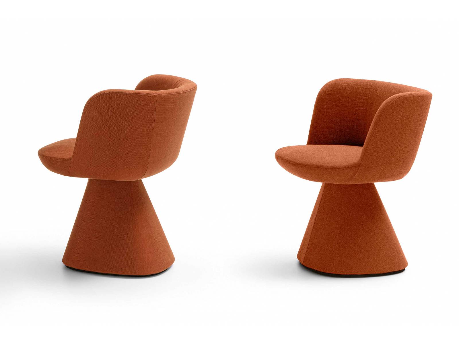 Die Polsterung von «Flair O’» sitzt wie ein Massanzug. Der Stuhl ist Teil der neuen Kollektion, die im Store des italienischen Herstellers in der Via Durini zu sehen war. Dieser öffnete unter dem Namen «D Studio» mit neuem Konzept. Im durchgestylten Verkaufsraum werden nun alle Marken präsentiert, die zur Design Holding gehören. Neben B&amp;B Italia sind das Flos, Louis Poulsen, Azucena, Maxalto und Arclinea. B&amp;B.