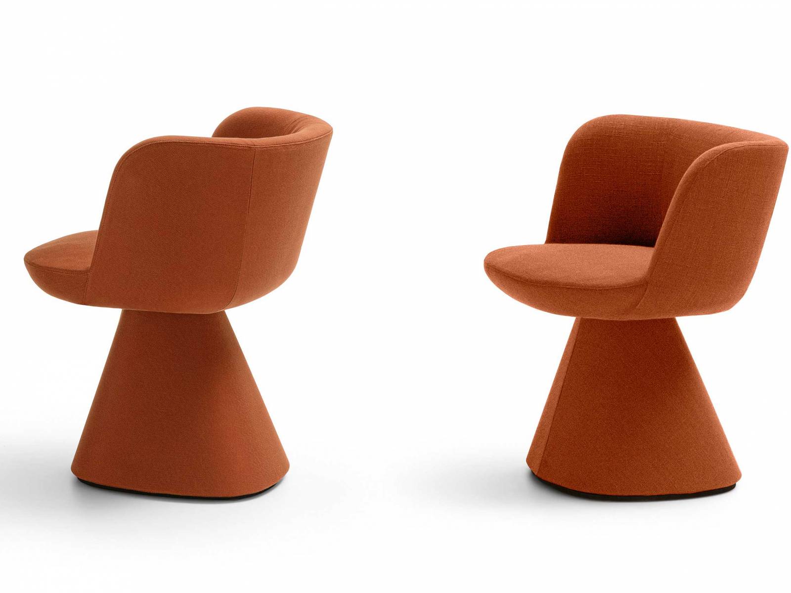 Die Polsterung von «Flair O’» sitzt wie ein Massanzug. Der Stuhl ist Teil der neuen Kollektion, die im Store des italienischen Herstellers in der Via Durini zu sehen war. Dieser öffnete unter dem Namen «D Studio» mit neuem Konzept. Im durchgestylten Verkaufsraum werden nun alle Marken präsentiert, die zur Design Holding gehören. Neben B&B Italia sind das Flos, Louis Poulsen, Azucena, Maxalto und Arclinea. B&B.