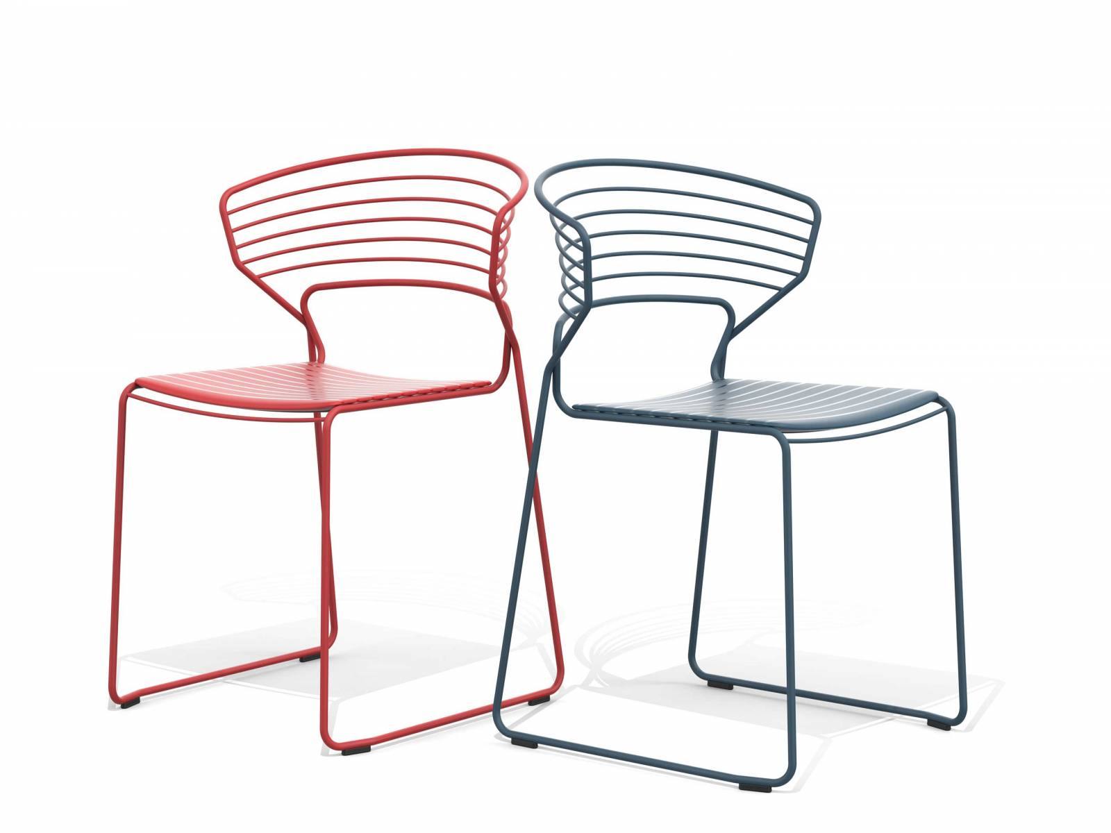 Mit «KoKi Wire» entwarfen Pocci + Dondoli eine Sitzmöbelserie für den Aussenbereich, die sich durch die Leichtigkeit ihrer Silhouette auszeichnet. Wählbar sind fünf unterschiedliche Modelle in zahlreichen Farben. Die Kissen gibt es in Stoff, Leder und Ökoleder. DESALDO.