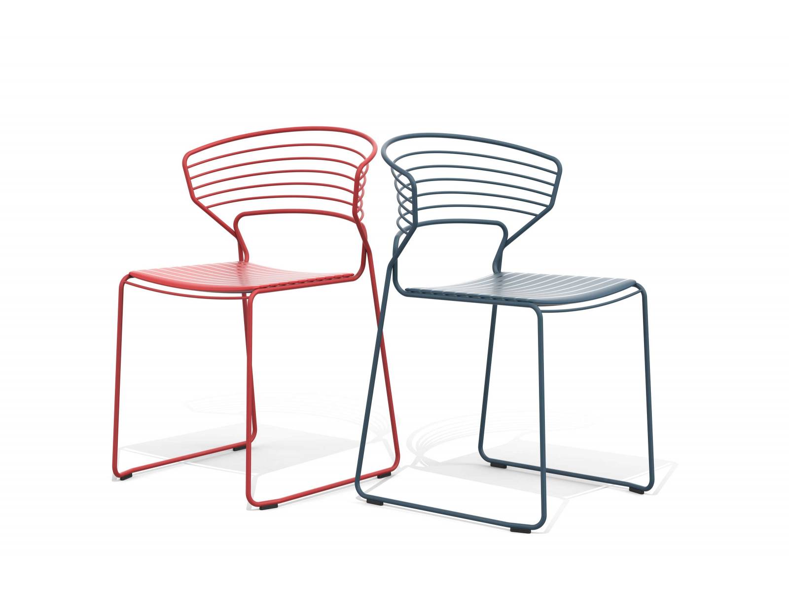 Mit «KoKi Wire» entwarfen Pocci + Dondoli eine Sitzmöbelserie für den Aussenbereich, die sich durch die Leichtigkeit ihrer Silhouette auszeichnet. Wählbar sind fünf unterschiedliche Modelle in zahlreichen Farben. Die Kissen gibt es in Stoff, Leder und Ökoleder. DESALDO.