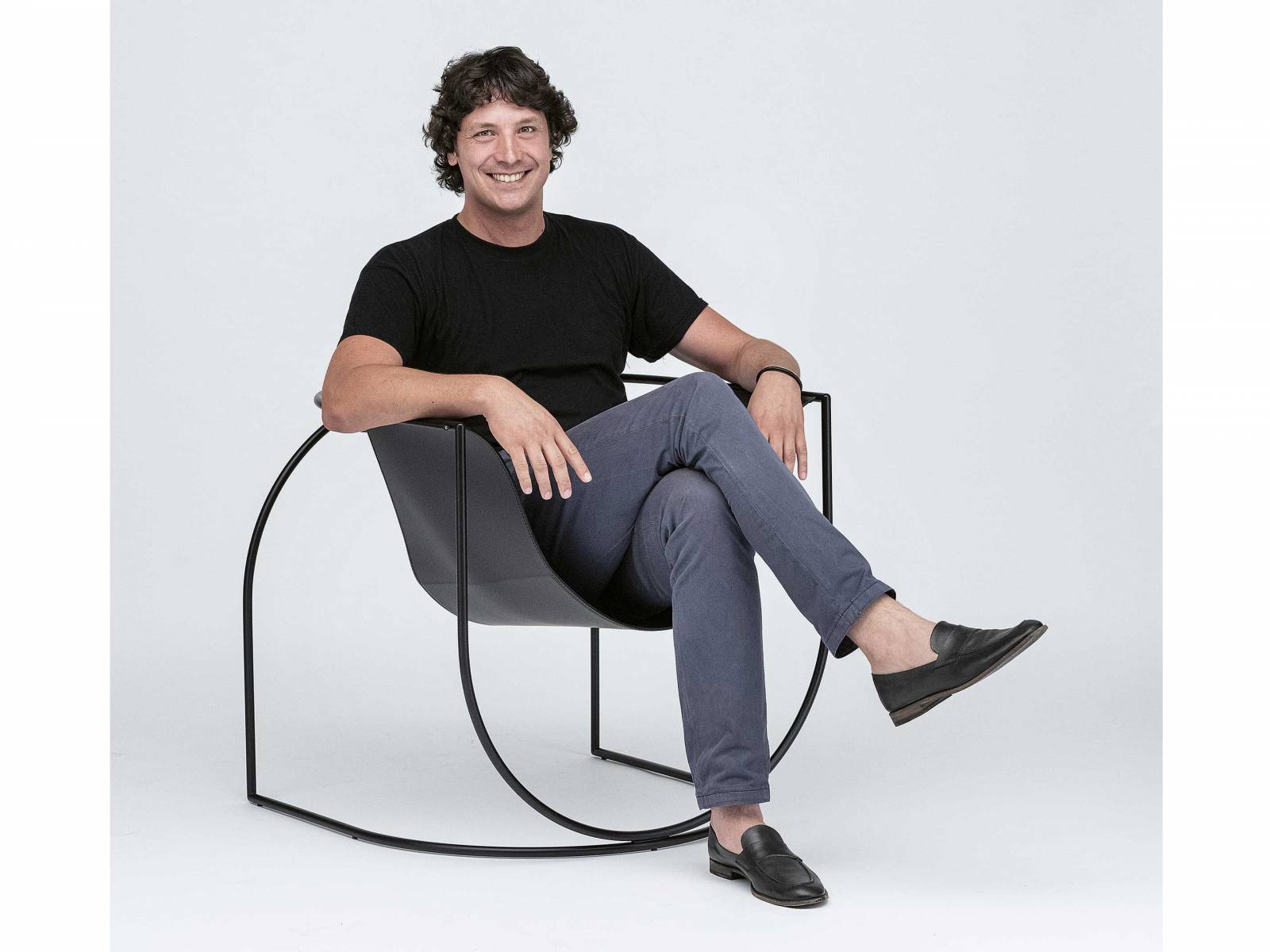 Dieser Sessel spielt in jedem Raum eine tragende Rolle. Und zwar in wortwörtlichem Sinn, denn der Sitz aus Kernleder hängt in einer Struktur aus Rohr- und Rundstahl. Erhältlich in acht Kollektionsfarben. Design: Marco Lavit. Foto: Cesare Chimenti. LIVING DIVANI.