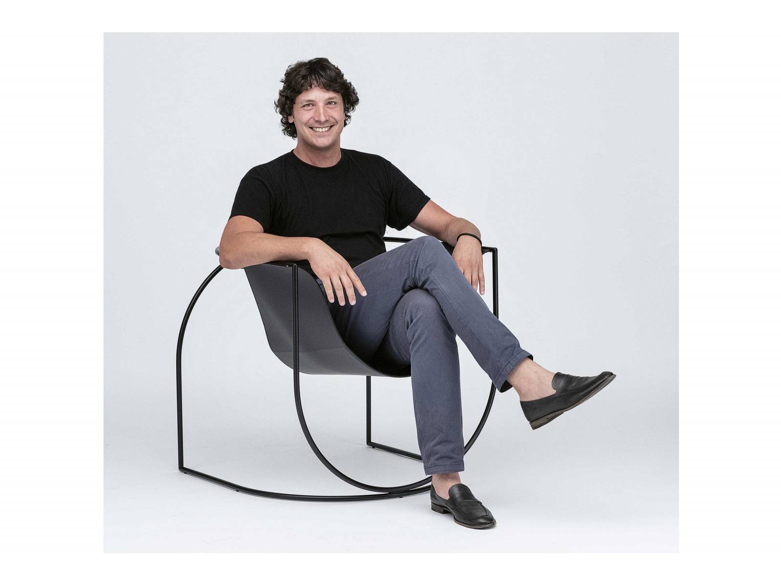 Dieser Sessel spielt in jedem Raum eine tragende Rolle. Und zwar in wortwörtlichem Sinn, denn der Sitz aus Kernleder hängt in einer Struktur aus Rohr- und Rundstahl. Erhältlich in acht Kollektionsfarben. Design: Marco Lavit. Foto: Cesare Chimenti. LIVING DIVANI.