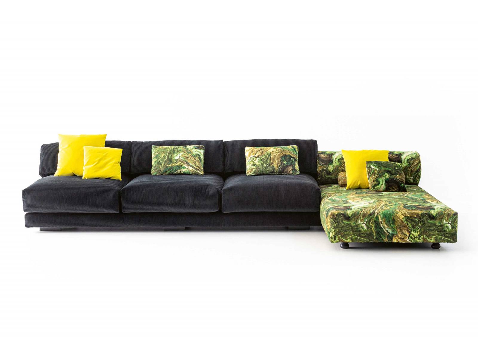 Der Name «Salon Nanà» soll an eine gesellige Atmosphäre erinnern, wie man sie in den literarischen Kreisen des späten 19. Jahrhunderts vorfand (das Buch «Nana» von Emile Zola wurde 1880 veröffentlicht). Die Kollektion ist ein Entwurf der französisch-libanesischen Architektin Annabel Karim Kassar und besteht aus einem flexiblen, modularen Sitzsystem und zwei unterschiedlichen Beistelltischen, die alle von marokkanischen Traditionen inspiriert sind. Das verdeutlichen auch die auffälligen Bezugsstoffe. MOROSO.