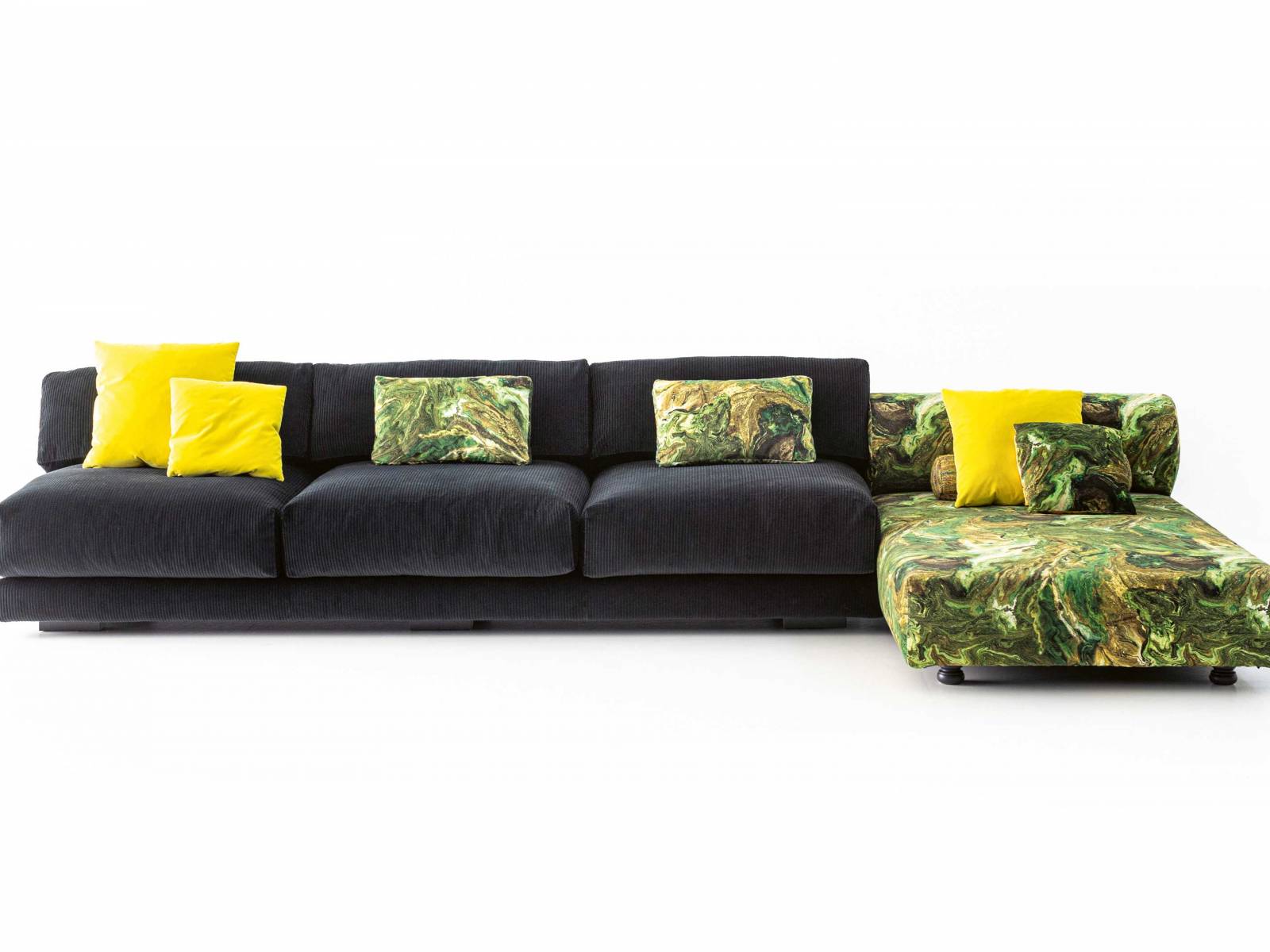 Der Name «Salon Nanà» soll an eine gesellige Atmosphäre erinnern, wie man sie in den literarischen Kreisen des späten 19. Jahrhunderts vorfand (das Buch «Nana» von Emile Zola wurde 1880 veröffentlicht). Die Kollektion ist ein Entwurf der französisch-libanesischen Architektin Annabel Karim Kassar und besteht aus einem flexiblen, modularen Sitzsystem und zwei unterschiedlichen Beistelltischen, die alle von marokkanischen Traditionen inspiriert sind. Das verdeutlichen auch die auffälligen Bezugsstoffe. MOROSO.