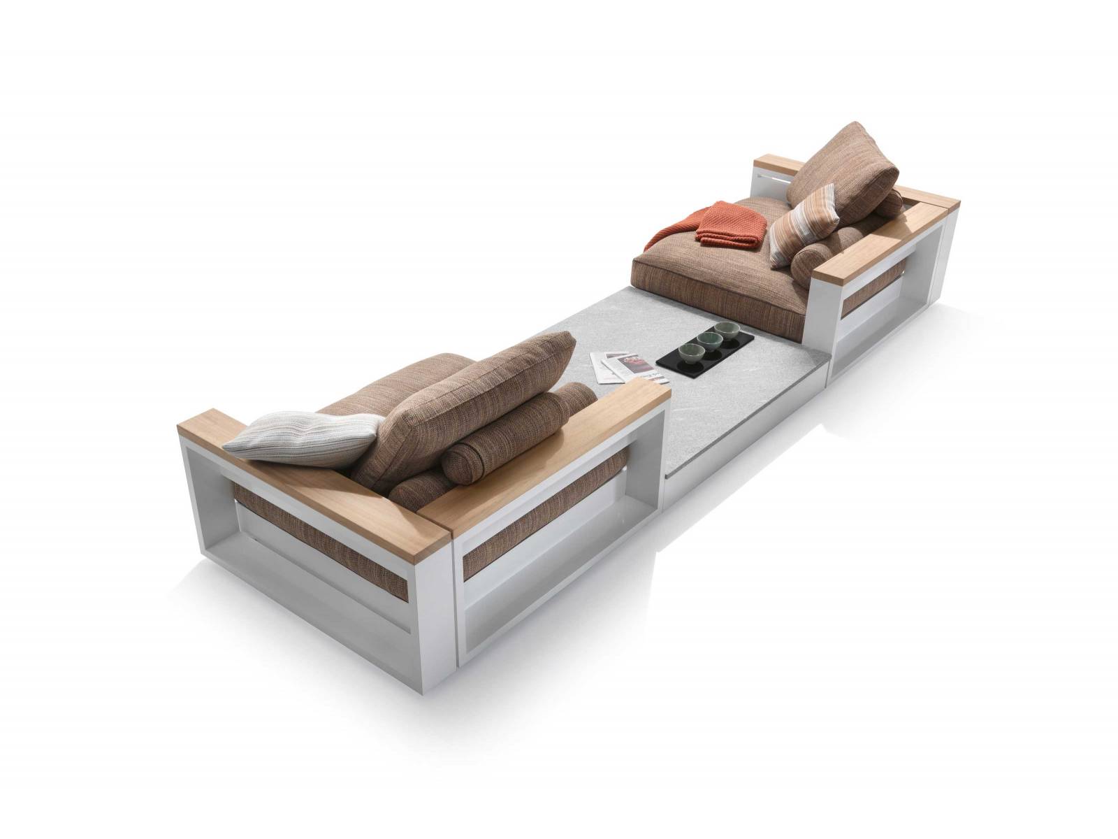 Antonio Citterio entwickelte seine neue Outdoor-Kollektion ebenfalls im Sinne der Nachhaltigkeit. Die meisten Komponenten, die zur Herstellung der Elemente von «Freeport» verwendet werden, können recycelt werden. Nicht nur praktisch, sondern auch schön: In das Gestell aus Aluminium lassen sich wahlweise Ablagen aus Naturstein integrieren. FLEXFORM.