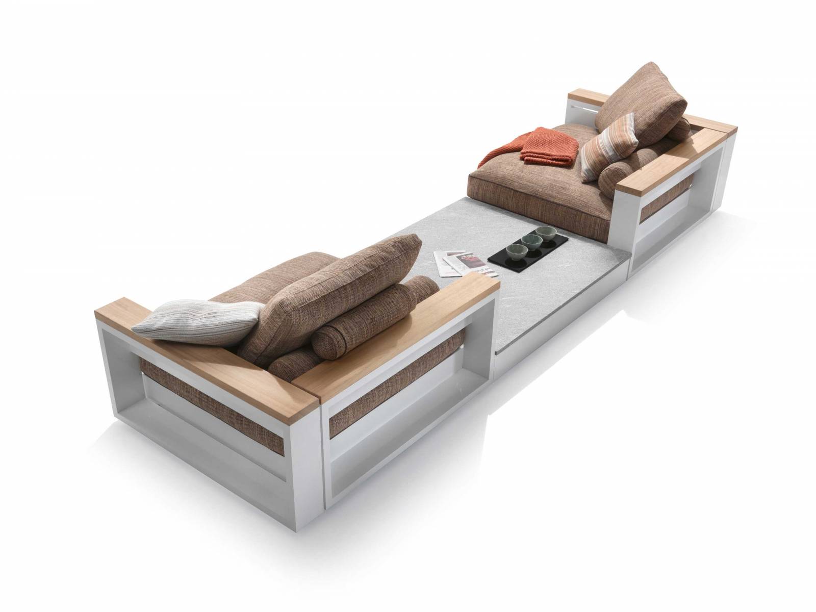 Antonio Citterio entwickelte seine neue Outdoor-Kollektion ebenfalls im Sinne der Nachhaltigkeit. Die meisten Komponenten, die zur Herstellung der Elemente von «Freeport» verwendet werden, können recycelt werden. Nicht nur praktisch, sondern auch schön: In das Gestell aus Aluminium lassen sich wahlweise Ablagen aus Naturstein integrieren. FLEXFORM.