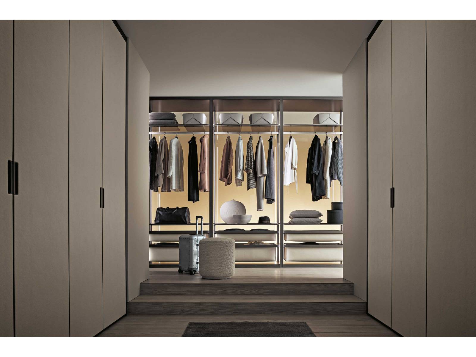 Transparent, satiniert, verspiegelt: Das Stauraumsystem «Cover» bietet viele Möglichkeiten und ist in ebenso vielen Farben erhältlich. Es kann frei stehen oder Nischen ganz ohne Bodenschwellen und sichtbare Schrauben in Schrankraum verwandeln, wobei Türen und Ausstattung direkt an der tragenden Struktur befestigt und zwischen Boden und Decke fixiert werden. Eine offene Version namens «Cover Open» erweitert das bestehende System. RIMADESIO.