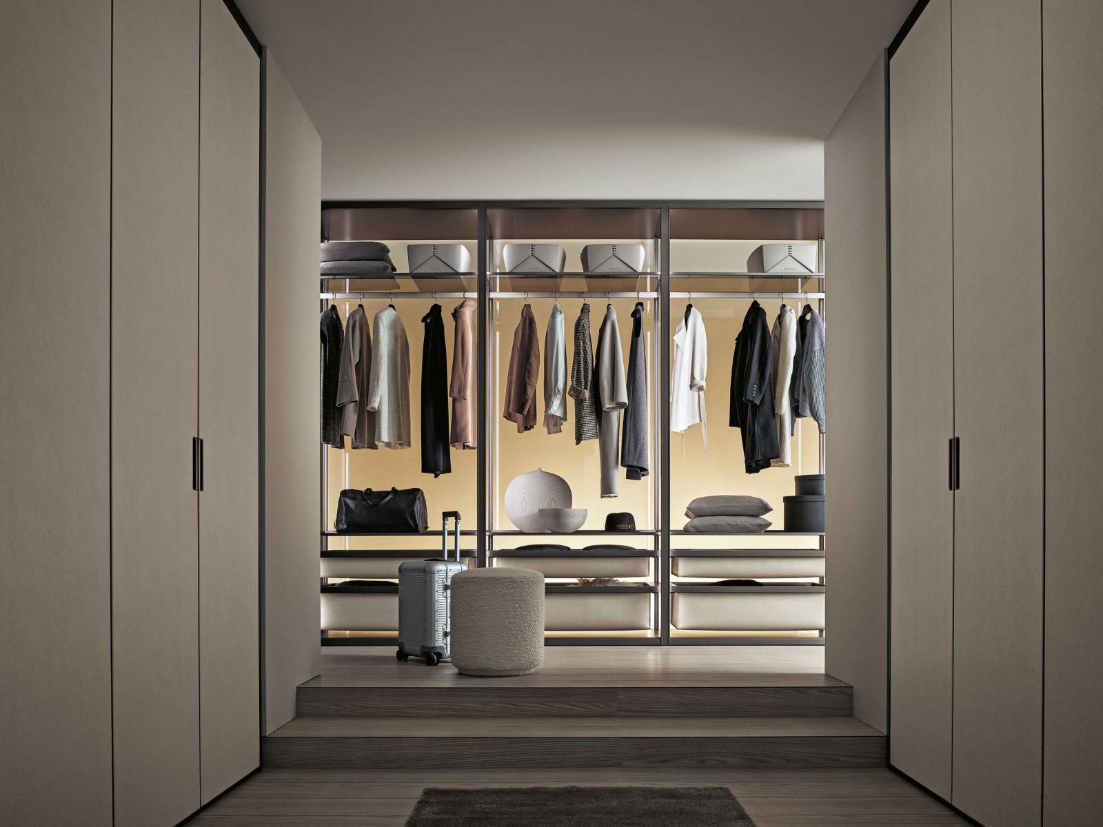 Transparent, satiniert, verspiegelt: Das Stauraumsystem «Cover» bietet viele Möglichkeiten und ist in ebenso vielen Farben erhältlich. Es kann frei stehen oder Nischen ganz ohne Bodenschwellen und sichtbare Schrauben in Schrankraum verwandeln, wobei Türen und Ausstattung direkt an der tragenden Struktur befestigt und zwischen Boden und Decke fixiert werden. Eine offene Version namens «Cover Open» erweitert das bestehende System. RIMADESIO.