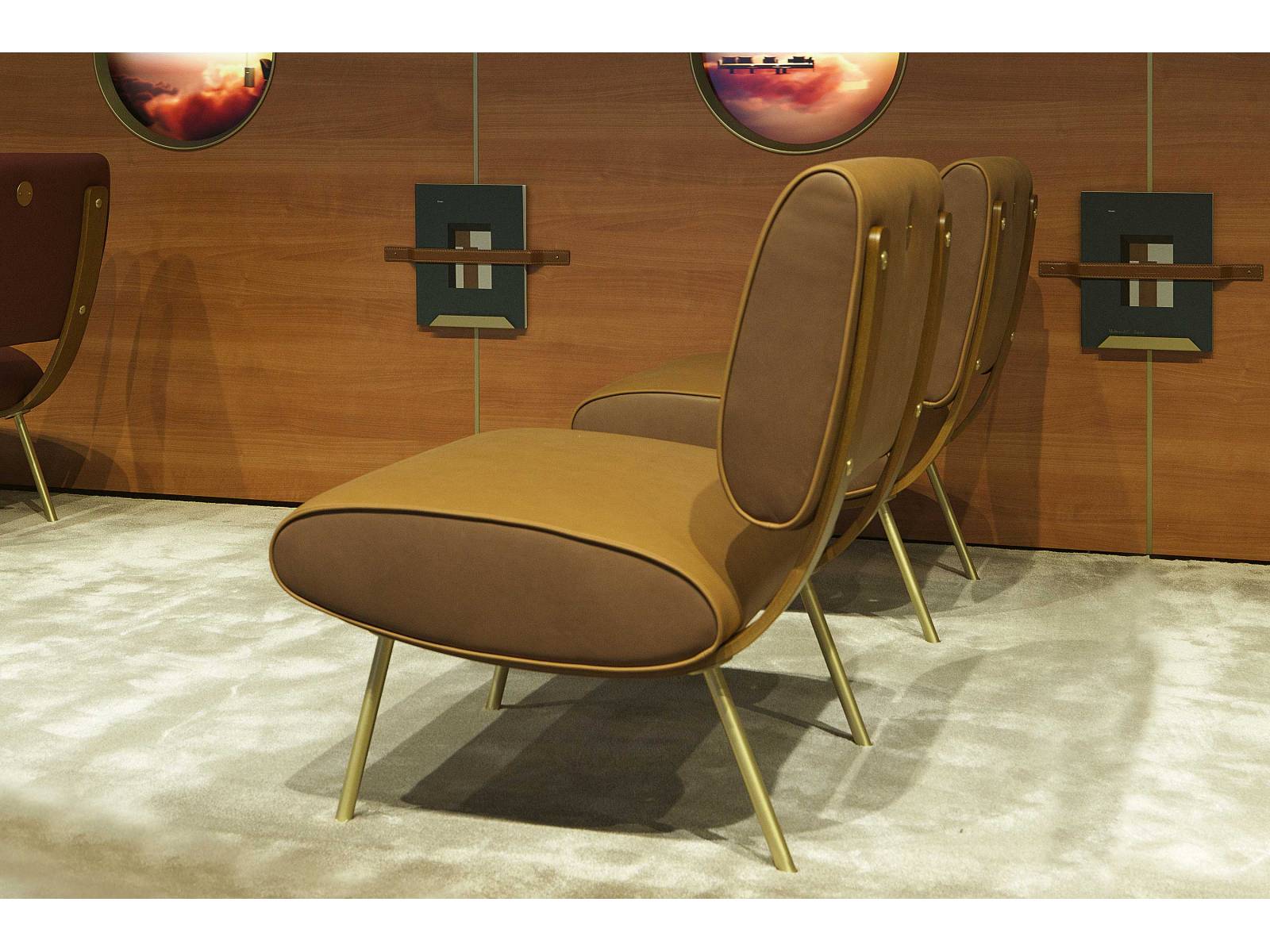 Unser Lieblings-Messestand des Supersalone zeigte nur ein einziges Möbelstück, den runden Sessel «D.154.5» von Gio Ponti. Ron Gilad liess ihn paarweise auf dreissig Metern aufstellen und erinnerte so an das Interieur eines Flugzeugs. Hinter hölzernen Fensterpaneelen zogen Wolken auf Bildschirmen vorbei und eine Lautsprecherdurchsage forderte zum Boarding auf. MOLTENI&amp;C.