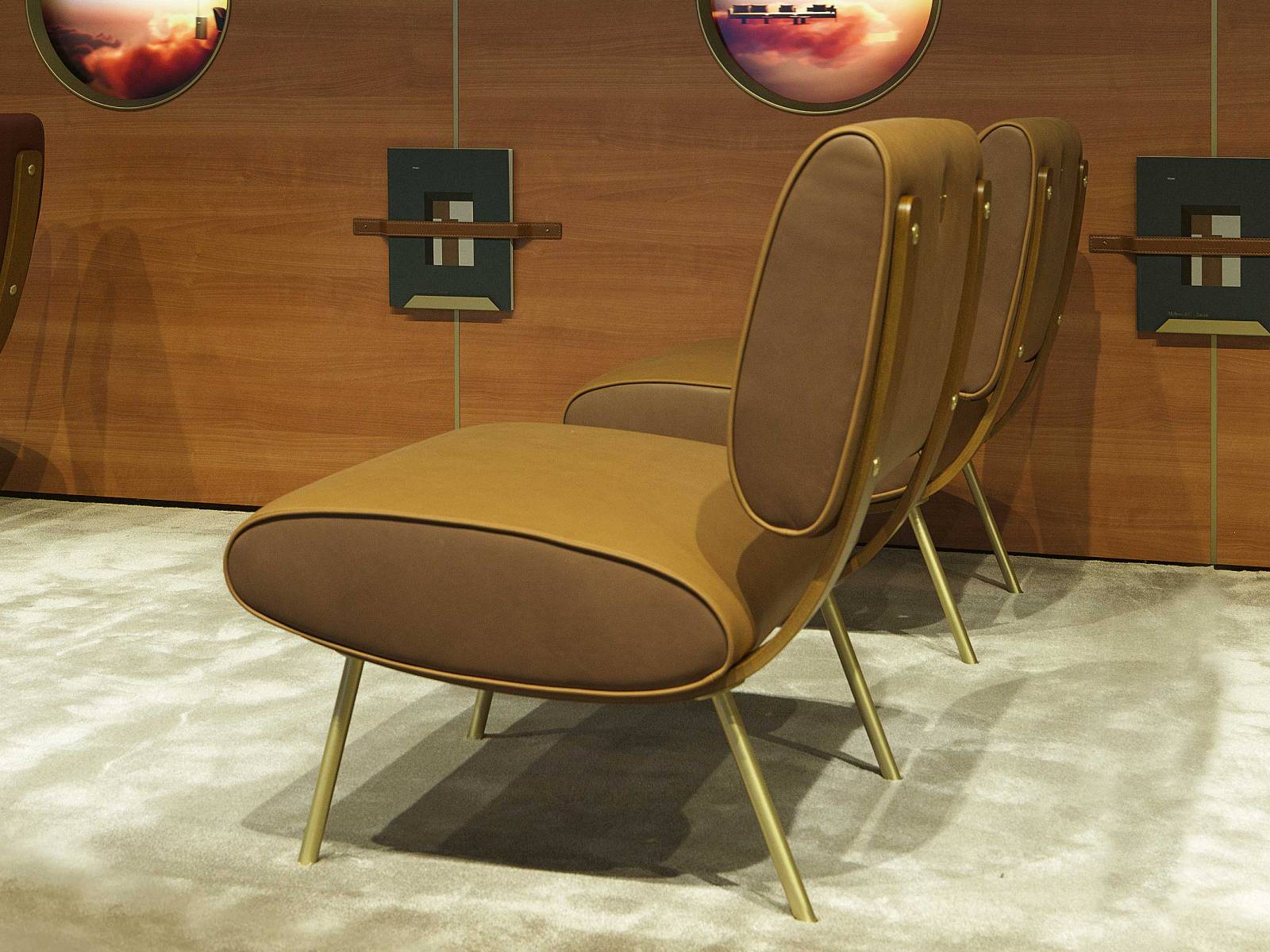 Unser Lieblings-Messestand des Supersalone zeigte nur ein einziges Möbelstück, den runden Sessel «D.154.5» von Gio Ponti. Ron Gilad liess ihn paarweise auf dreissig Metern aufstellen und erinnerte so an das Interieur eines Flugzeugs. Hinter hölzernen Fensterpaneelen zogen Wolken auf Bildschirmen vorbei und eine Lautsprecherdurchsage forderte zum Boarding auf. MOLTENI&C.