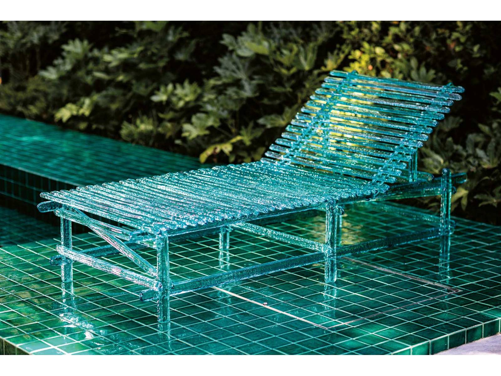 Ohne Zweifel gehörte der Palazzo Durini, welcher der bekannten Via Durini ihren Namen gab, zu den schönsten und prachtvollsten Ausstellungsorten am  Fuorisalone. Der Möbelhersteller aus der Toskana präsentierte hier seine erste Outdoor-Kollektion. «A’mare» von Giacopo Foggini wird aus reinen Polycarbonat-Lamellen handgefertigt und leuchtet bei Lichteinfall wie blaues Eis oder Glas. EDRA.