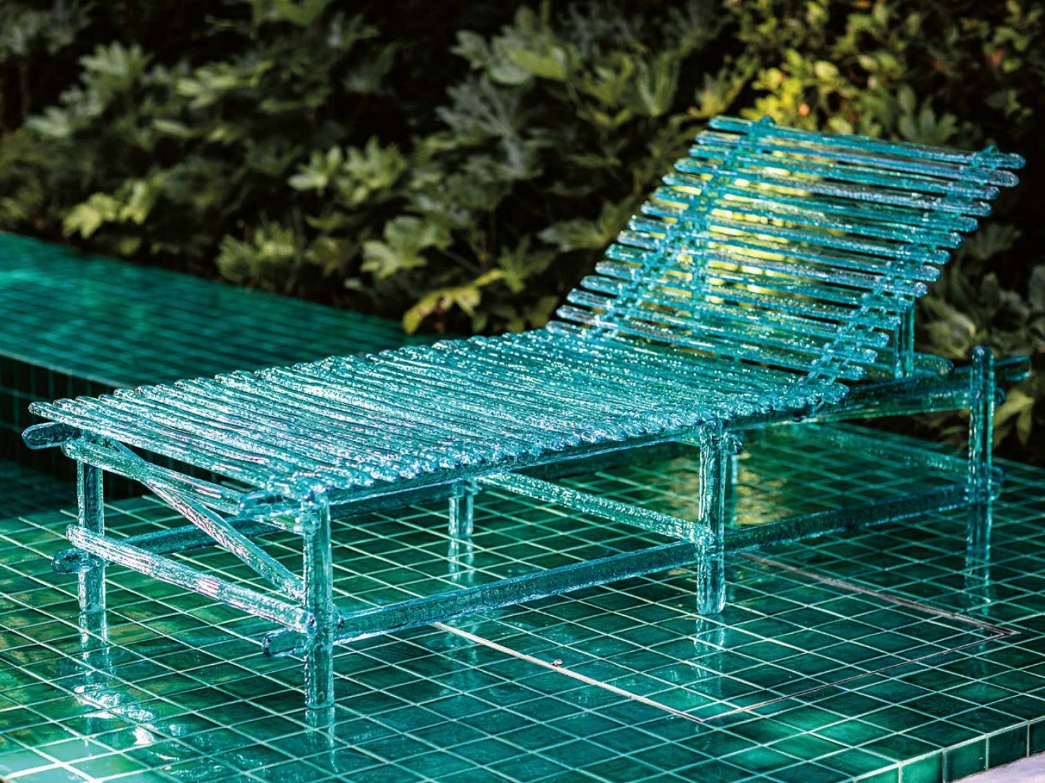 Ohne Zweifel gehörte der Palazzo Durini, welcher der bekannten Via Durini ihren Namen gab, zu den schönsten und prachtvollsten Ausstellungsorten am  Fuorisalone. Der Möbelhersteller aus der Toskana präsentierte hier seine erste Outdoor-Kollektion. «A’mare» von Giacopo Foggini wird aus reinen Polycarbonat-Lamellen handgefertigt und leuchtet bei Lichteinfall wie blaues Eis oder Glas. EDRA.