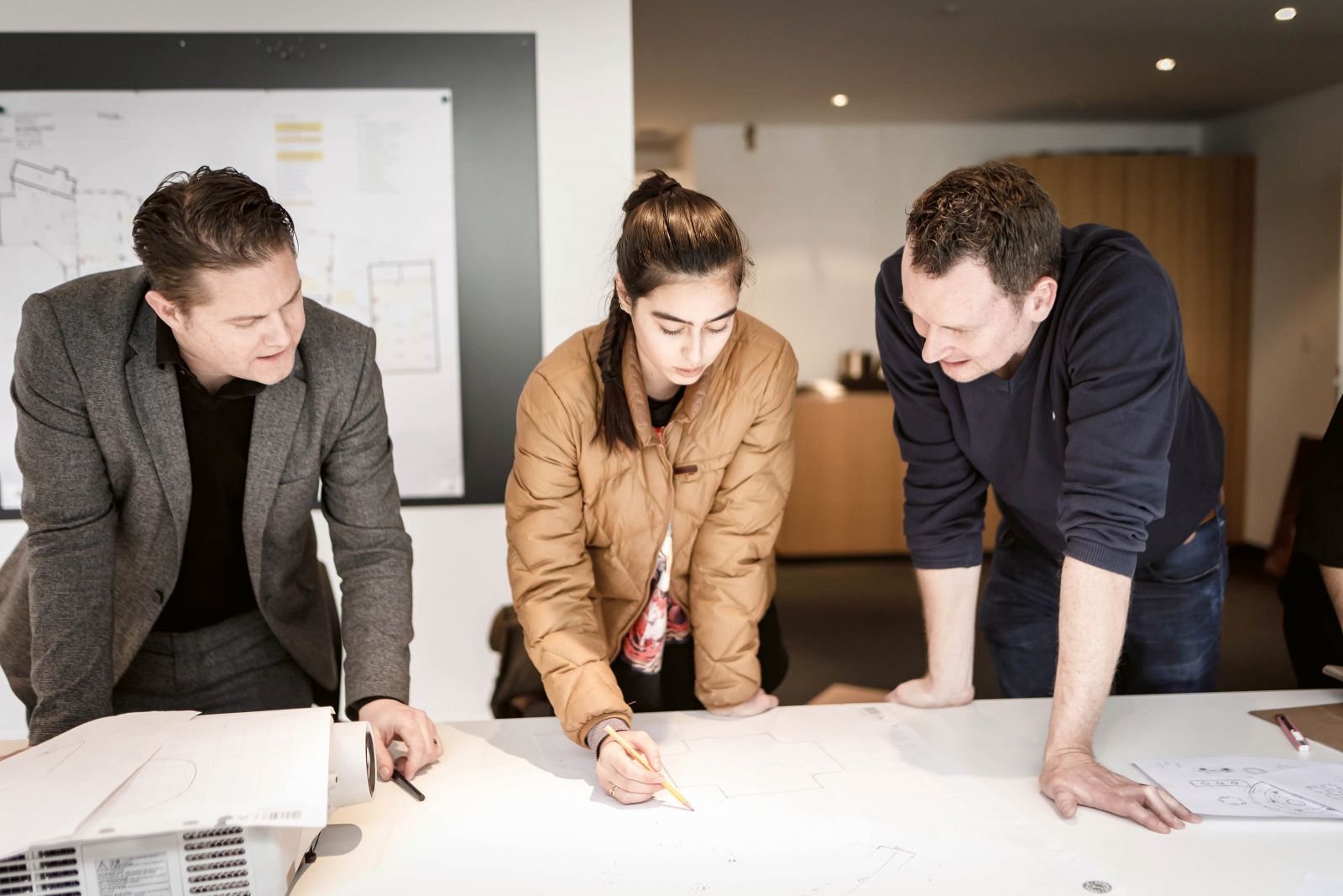 Das diesjährige Swiss Design Camp ist für September geplant und findet unter dem Motto «Amorphing Material – Wie viel Form verträgt ein Design?» statt. Um strukturiert und zielorientiert zu arbeiten, werden die Studierenden von Experten begleitet. 