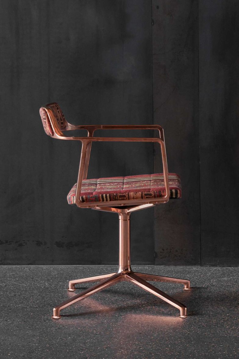 Ein temporäres Guesthouse, gestaltet vom Pariser Studio KO, bot während der 3 Days of Design einen atmosphärischen Rahmen für neue Perspektiven: Skandinavische Klarheit traf auf marok­kanische Poesie, etwa im «Swivel Chair», der mit dem Pierre-Frey-Stoff ­«Amman Berbère» neu interpretiert wurde. vipp.com