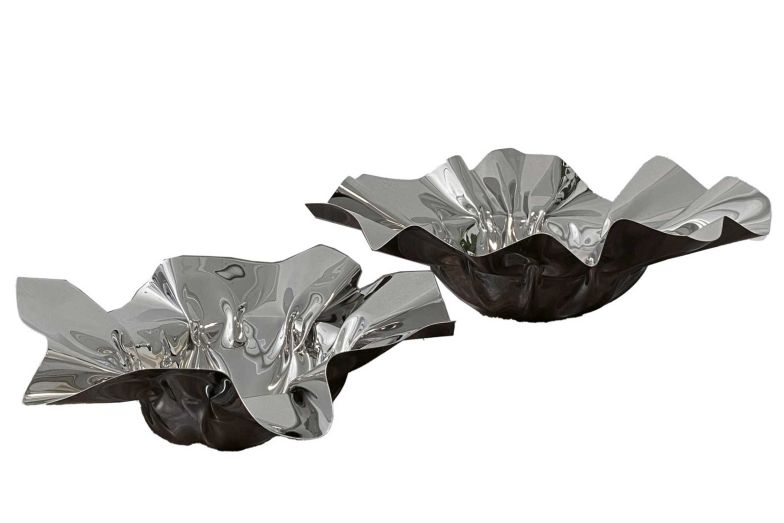 Wie eine in der Zeit erstarrte Bewegung wirkt die «Contour Bowl» – weich, fliessend und doch aus einem einzigen Stück Edelstahl gefertigt. Sie präsentiert sich als minimalistische Skulptur, die Eleganz und Natürlichkeit verbindet. sibast-furniture.com