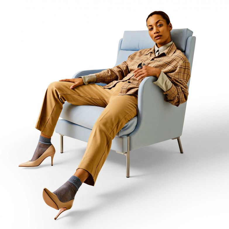 Eine Nummer kleiner gibt es jetzt auch bei dem dänischen Unternehmen, das bekannt ist für seine voluminösen, grossformatigen Polstermöbel: «Funen» kommt als niedriger Loungesessel oder als hoher Sessel mit langer Rückenlehne daher und trägt mit seiner üppigen, komfortablen Polsterung zur Entspannung bei. Mit Hocker erhältlich. Design: Pierre Sindre. Eilersen.