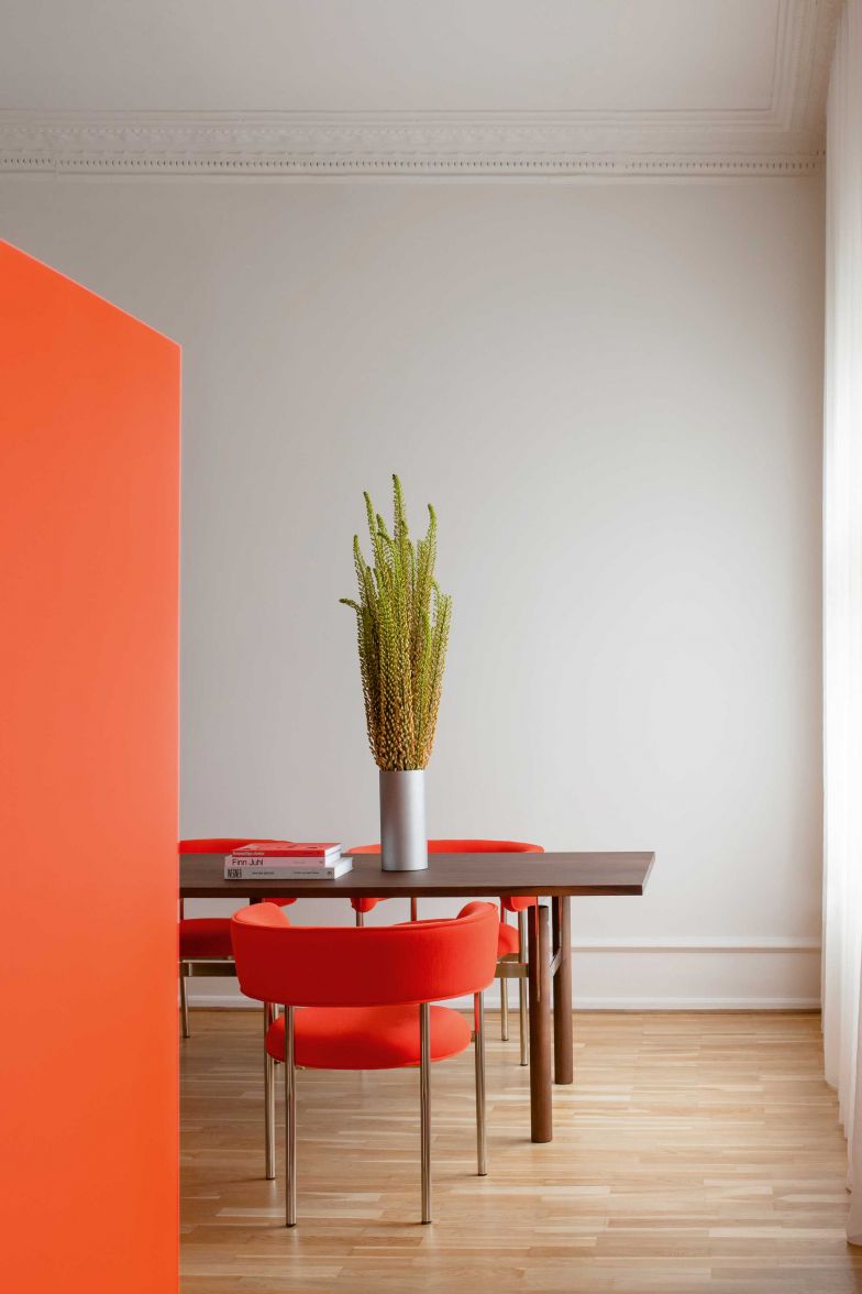 Die Sitzmöbelkollektion «Font» von David Thulstrup ist namentlich der Typographie entlehnt, wobei sich die verschiedenen Schriftschnitte «bold», «regular» und «light» auf die Dicke der jeweiligen Rückenpolster beziehen. Einfach und prägnant in ihrer Form, polarisieren die Stühle vor allem in mutigen Ausführungen, wie der «Dining Chair Regular» in knalligem Rot. Møbel Copenhagen.