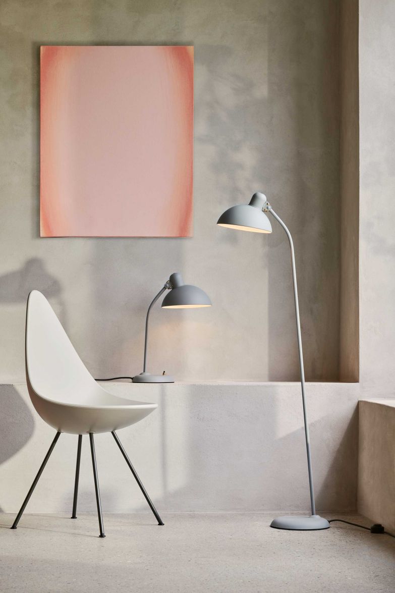 Nordische Zurückhaltung strahlt sie in ihrem neuen, mattgrauen Gewand aus, was den Charme der bekannten Bauhaus-Ikone noch betont. Die aus Stahl und Messing gefertigte «Kaiser Idell»-Tischleuchte ist mit einem weltweit patentierten Drehgelenk und einem charakteristisch asymmetrischen Schirm ausgestattet und wird zur Bereicherung jeden Interieurs. Auch als Stehleuchte. Design: Christian Dell. Fritz Hansen.