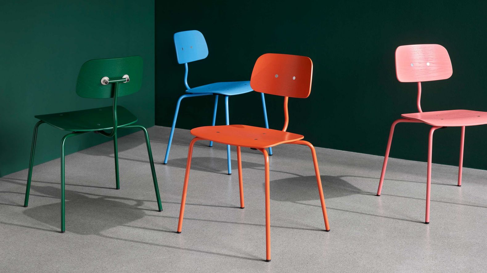 Seit der Übernahme von Engelbrechts im Frühjahr 2021 hat das dänische Familienunternehmen Montana daran gearbeitet, eine handverlesene Auswahl an Möbeldesigns aus dem Archiv des Möbelunternehmens zu integrieren. Den Anfang macht die Neuauflage des ikonischen Drehstuhls «Kevi», nach den Originalskizzen Jørgen Rasmussens aus dem Jahr 1958. Erhältlich ist der Stuhl, erstmals als Modell ohne Rollen, in acht kuratierten Farben aus der Montana-Palette, darunter Azur und Shadow. Montana.