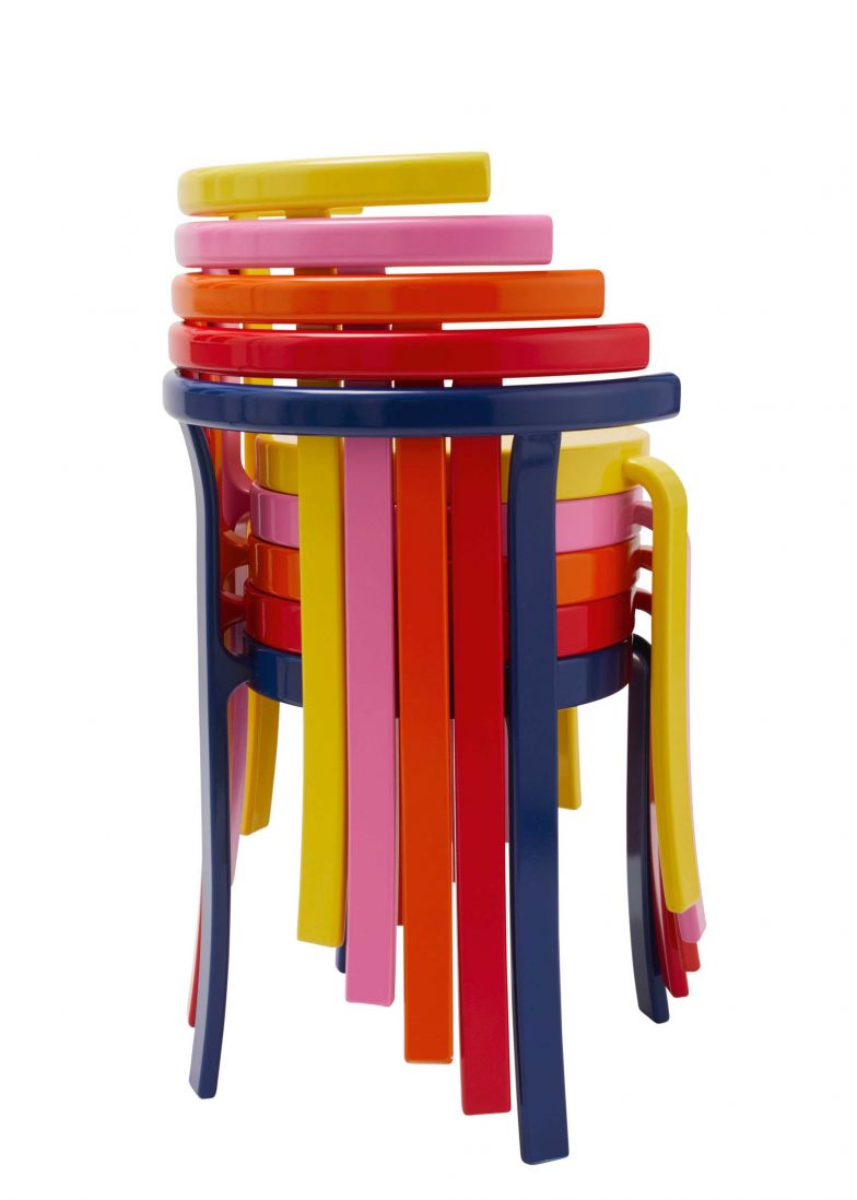 So manch’ einer kennt ihn wohl noch aus seiner Schulzeit, heute zählt der «8000 Series»-Stuhl von Rud Thygesen und Johnny Sørensen zu den Ikonen der 1980er-Jahre, auf die man längst auch in privaten Wohnräumen stösst. Besonders in den neuen,  modernen Farben fällt der Stuhl garantiert auf. Magnus Olesen.