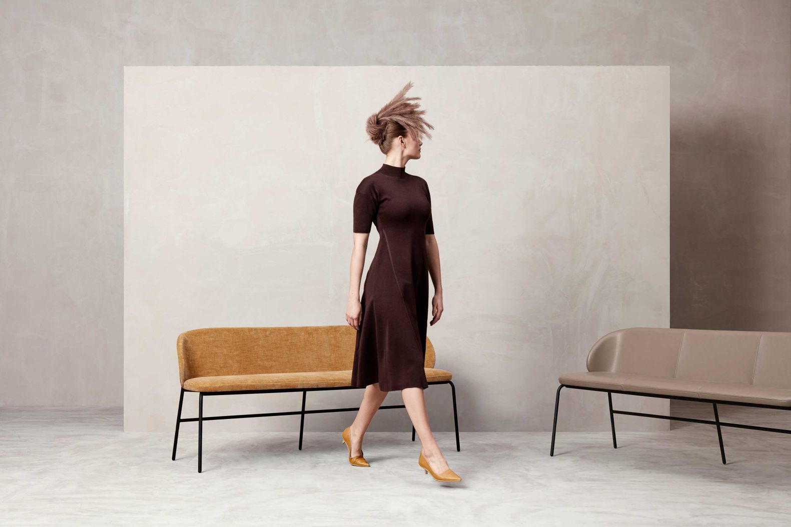 Bänke sind eine hervorragende Möglichkeit, um viele Gäste bei grossen Zusammenkünften zu platzieren. Die dänische Möbelmarke Bo Concept erweitert ihre kultige «Princeton»-Kollektion um eine Bank (Foto) und einen Barhocker. Beide Neuheiten wurden von dem skandinavischen Designer Morten Georgsen entworfen, der sich mit dem Designstuhl der Kollektion einen Namen gemacht hat. WWW.BOCONCEPT.COM