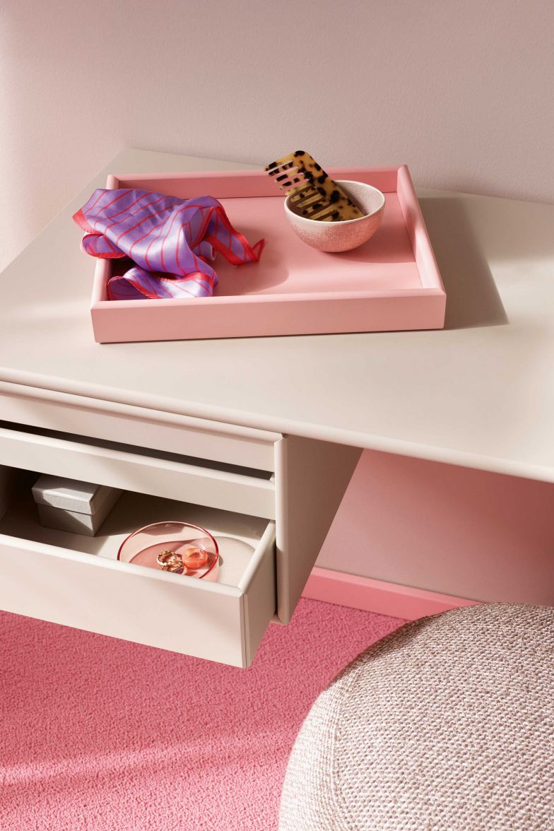 Die These, dass Schwarz und Weiss im Grunde keine Farben sind, untermauert das dänische Familienunternehmen seit jeher mit farbigen Argumenten: Das gesamte Möbelsortiment ist in 41 umweltfreundlichen Lackfarben erhältlich, in diesem Jahr sind vier weitere hinzugekommen. Zu sehen am Schreibtisch in Clay oder am praktischen Tablett in Ruby, das in verschiedenen Grössen erhältlich ist und ebenfalls zu den Neuheiten zählt. MONTANAFURNITURE.COM