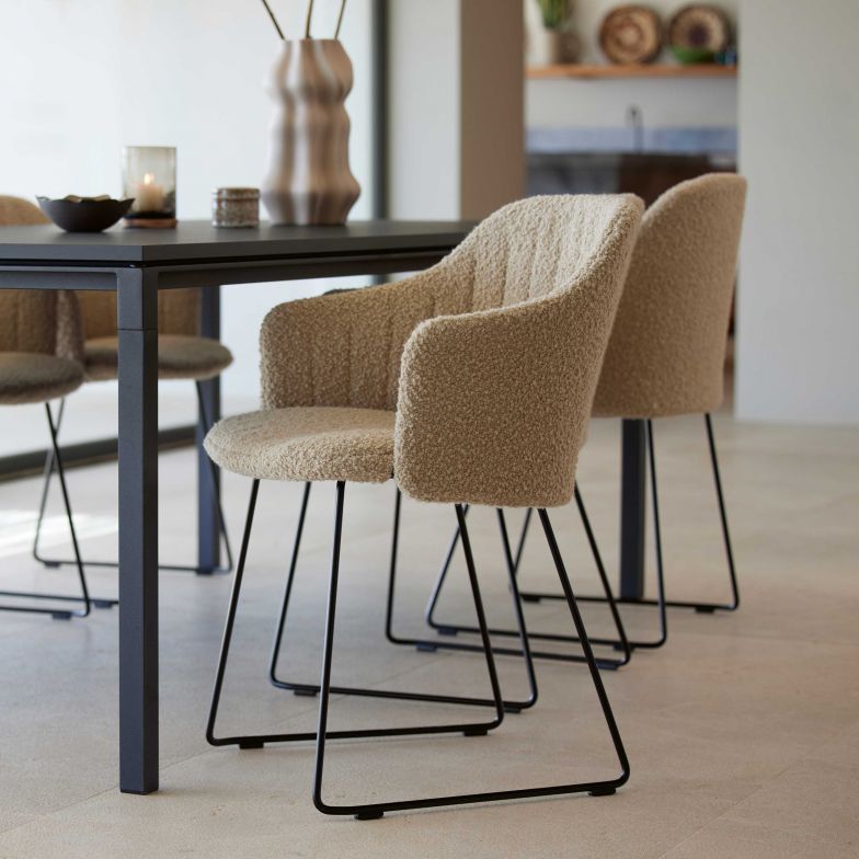 Möbel sollen nicht nur gut aussehen, sondern auch im Hinblick auf die Ressourcenknappheit eine Daseinsberechtigung haben. Darauf gründet die Stuhlkollektion «Choice», bei der Materialrecycling, Flexibilität und Langlebigkeit im Vordergrund stehen. Ausgehend von einer festen Sitzschale können alle anderen Komponenten beliebig gewählt und ausgetauscht werden. Design: Welling/Ludvik. CANE-LINE.CH