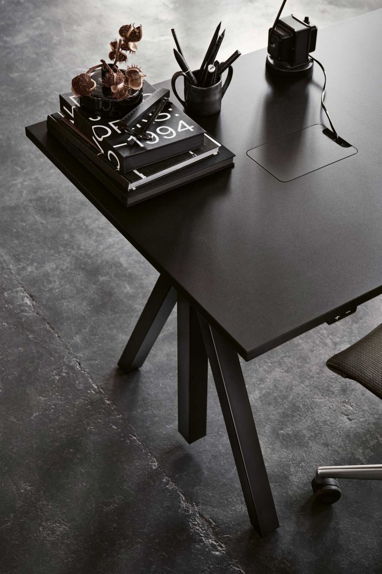 Die Schreib- und Konferenztische des Büromöbelprogramms «Works» bieten alle Voraussetzungen für ergonomisches Arbeiten. Die von Anna von Schewen und Björn Dahlström entworfene Tischkollektion ist jetzt in zwei neuen Varianten erhältlich: mit schwarzem Gestell und Tischplatte in Schwarz oder Eiche. STRINGFURNITURE.COM