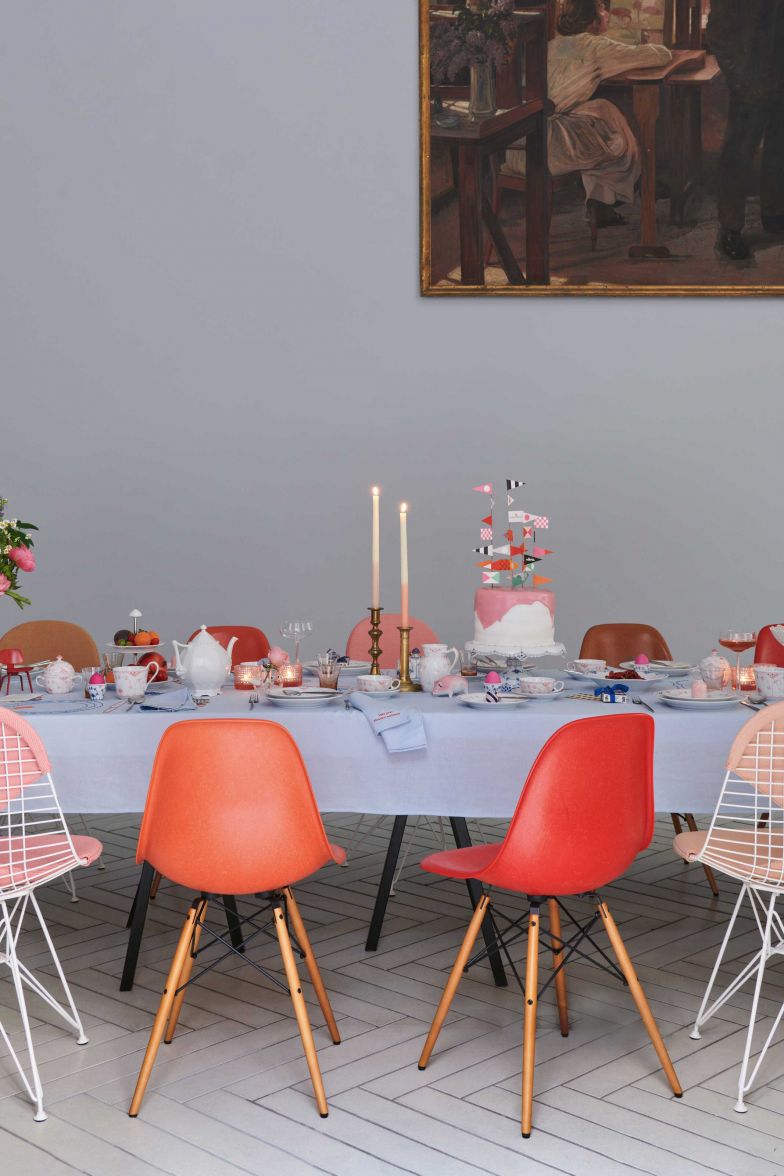 «The Art of Hosting», eine Kooperation zwischen dem traditionsreichen Porzellanlabel und dem Möbelhersteller während der «3daysofdesign», präsentierte eine üppig gedeckte Tafel, auf der handbemaltes Porzellan und ikonische Möbelstücke wie der «Eames Chair» ein fröhliches Gesamtbild abgaben. VITRA.COM / ROYALCOPENHAGEN.COM