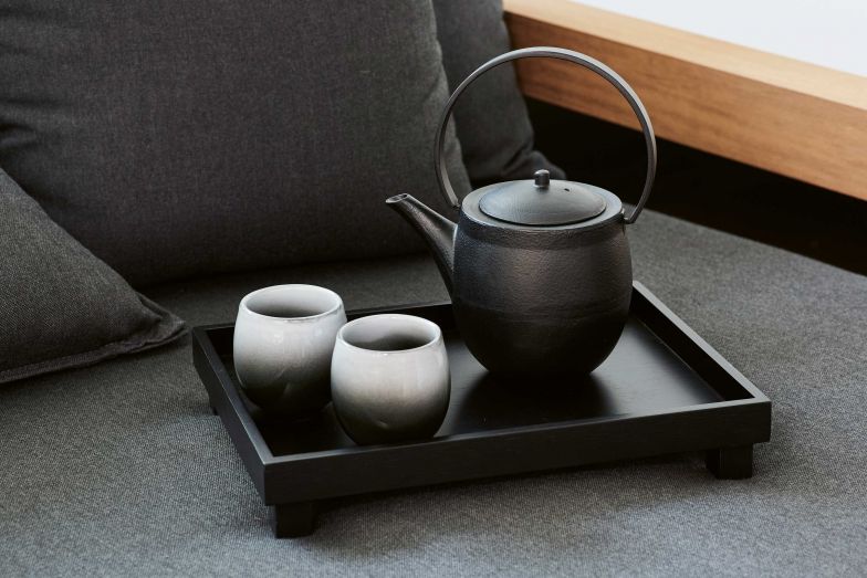 Die gusseiserne Teekanne und die henkellosen Porzellanbecher sind ein eingespieltes Team bei jeder Teezeremonie, das aufgrund ihres japanisch inspirierten Looks ganz leicht fernöstliche Stimmung aufkommen lässt. Zusammen mit dem Servier-tablett «Izumi» umfasst das Geschenkset «Sendai» alles, was es für den Teegenuss braucht. BREDEMEIJER.DE