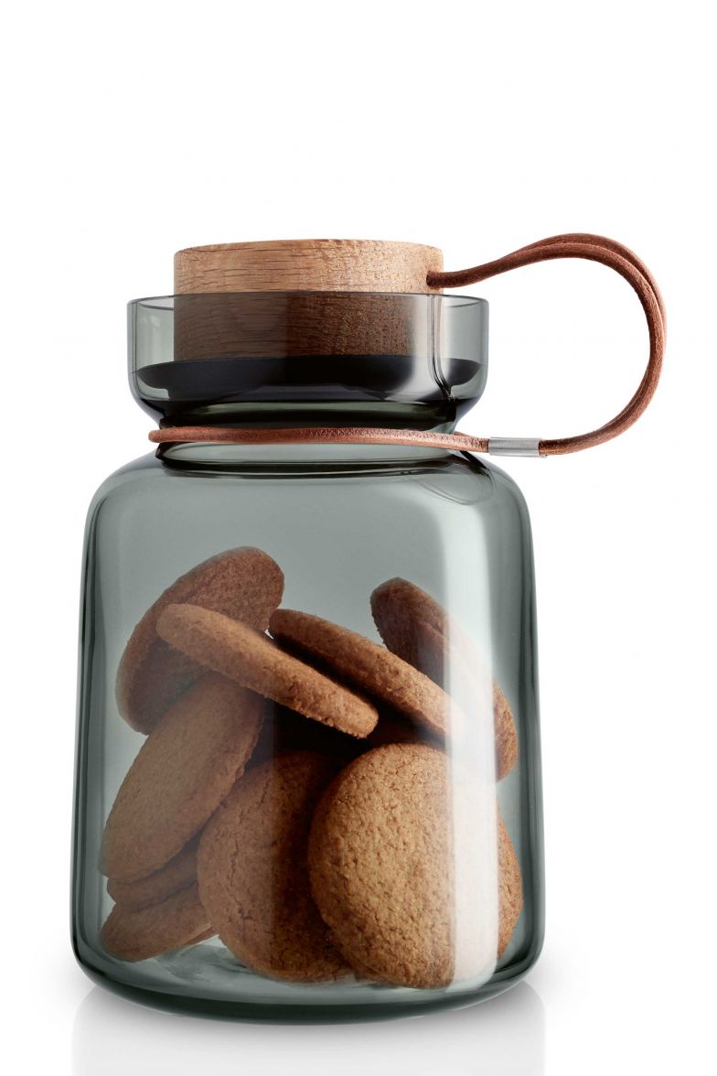 Sind die Plätzchen besonders gut gelungen, macht es Freude, sie entsprechend zu präsentieren. Beispielsweise in diesem mundgeblasenen, rauchfarbenen Vorratsglas, das nicht nur dekorativ ist, sondern den Inhalt auch vor Sonnenlicht schützt. EVASOLO.COM