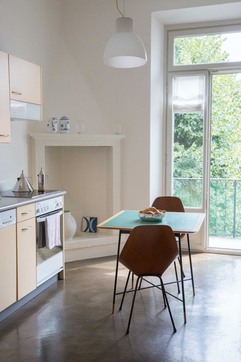 Küchenszenerie mit Stühlen nach Ico Parisi, einem Tisch von Vittorio Nobili und Kaffeekannen von Alessi.