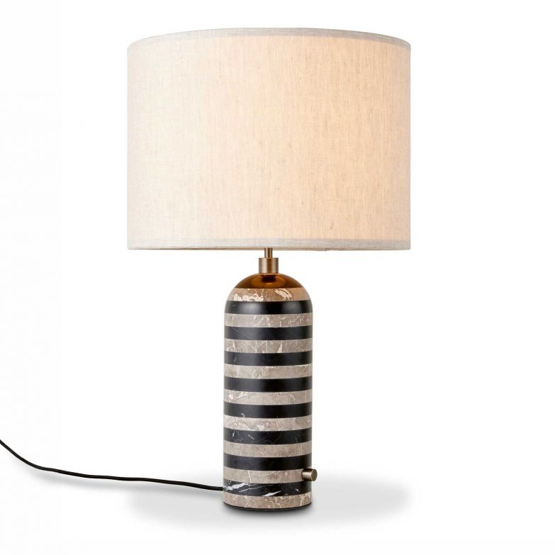 Marmorabfälle aus der Produktion der originalen «Gravity Lamp» machen die «Upcycled Marble Edition» von Space Copenhagen zu stilvollen Unikaten. Jeder Sockel mit einem Streifenmuster aus hellem und dunklem Stein vereint Eleganz und Nachhaltigkeit und erzählt durch natürliche Variationen seine eigene Geschichte. gubi.com