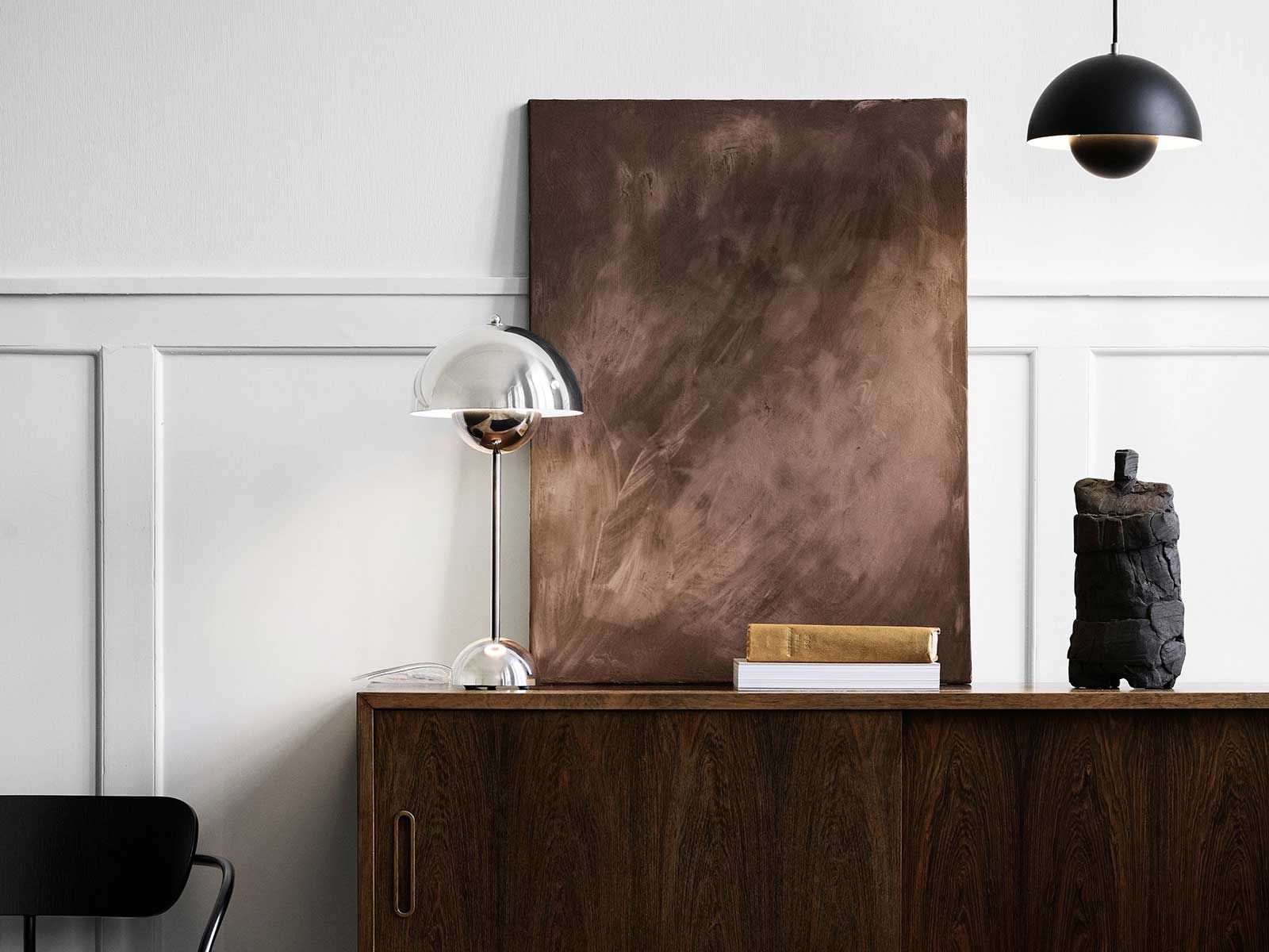 Die Hängeleuchte Flowerpot VP1 hat auch als Stehleuchte (Flowerpot VP3) eine besondere Ausstrahlung. Foto: © &Tradition