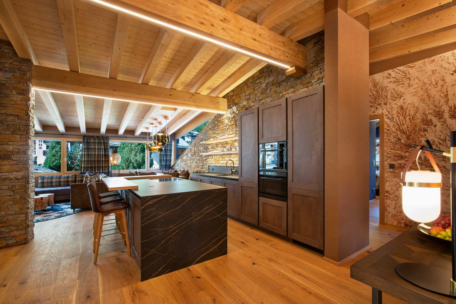 Das Ferienappartement in Saas-Fee haben Doina Jung und Karin Grossenbacher von der Al Lago Interiors AG für die australischen Besitzer eingerichtet.