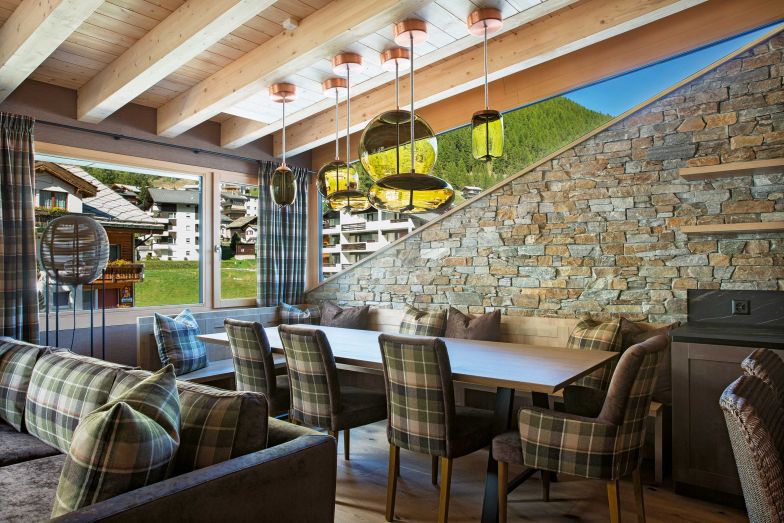 Sofa und Eckbank wurden eigens angefertigt. Die Stoffbezüge von Sofa und Esszimmerstühlen sind von Designers Guild. Die Materialien Wolle, Tweed und Velours strahlen Wärme und Geborgenheit aus.