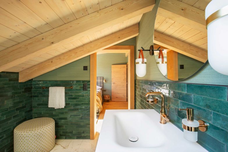 Ein En-Suite-Bad gehört zu fast allen Schlafzimmern. Die handgeformten Plättli und die Armaturen, so berichtet die Bauherrin, machten bei allen Gästen stets besonderen Eindruck.