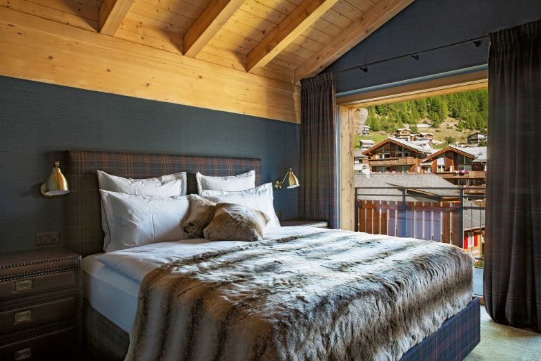 Bei den Schlafzimmern achteten die Designerinnen auf eine klassische und doch gemütliche Einrichtung – nicht nur bei den Möbeln, sondern auch bei der Auswahl der Kissen und der Bettwäsche. Die Betten sind mit Stoffen von Designers Guild bezogen, Fellkissen und -decke sind vom französischen Label Evelyne Prélonge.