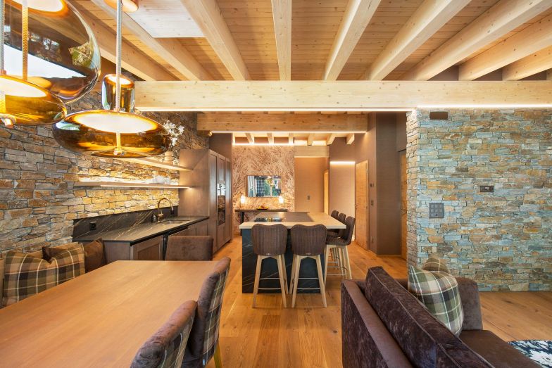 Individuell von den Interior Designerinnen angefertigt, gibt es in der Küche auch eine Bar, so dass man das Kochen gemeinsam zelebrieren kann. Die Barstühle und der Esstsich sind von Vincent Sheppard.