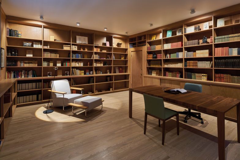 Das indirekte Licht der Deckenstrahler «Più R» unterstreicht das wohnliche Ambiente der Bibliothek. Occhio.