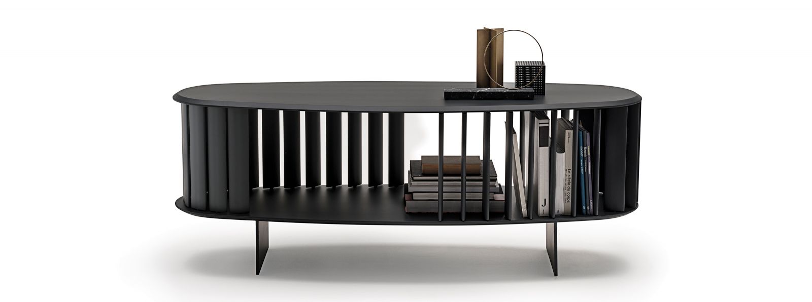 «Islands» ist die erste Zusammenarbeit des New Yorker Designers Stephen Burks mit dem italienischen Möbelhersteller. Das raffinierte Stauraummöbel ist von vertikal gestellten Leisten umgeben, die sich wie Lamellen öffnen und schliessen lassen. Living Divani.