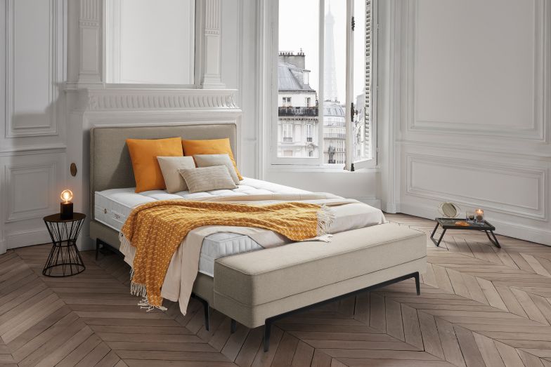 Wie man sich bettet... weiss der Münchner Designer Andreas Weber am besten. «Adonis» ist nicht das erste Bett, das er für das französische Label entworfen hat. Schlanke Stahlkufen verleihen dem Modell einen leichten, schwebenden Charakter, der zusätzlich durch die Weiterführung der Untermatratze betont wird. Treca.