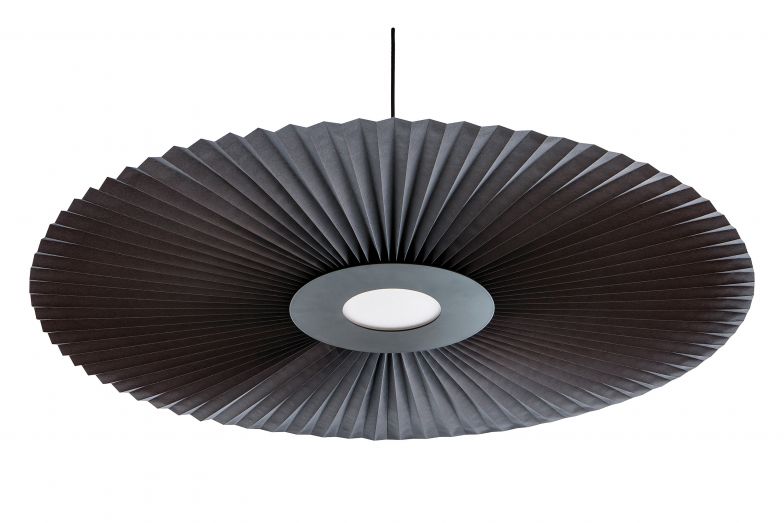 Wenn «Carmen» die Bühne betritt, zieht sie alle Blicke auf sich. Die Leuchte ist aus dem experimentellen Umgang mit Plissée-Stoff entstanden und wie das Tutu einer Ballerina konzipiert. Wenn die LED-Lichtquelle im Inneren der Scheibe auf die Falten des Textilmaterials strahlt, entstehen interessante Lichteffekte. Design: Pauline Capdo und Luis Bellener. Hartô.