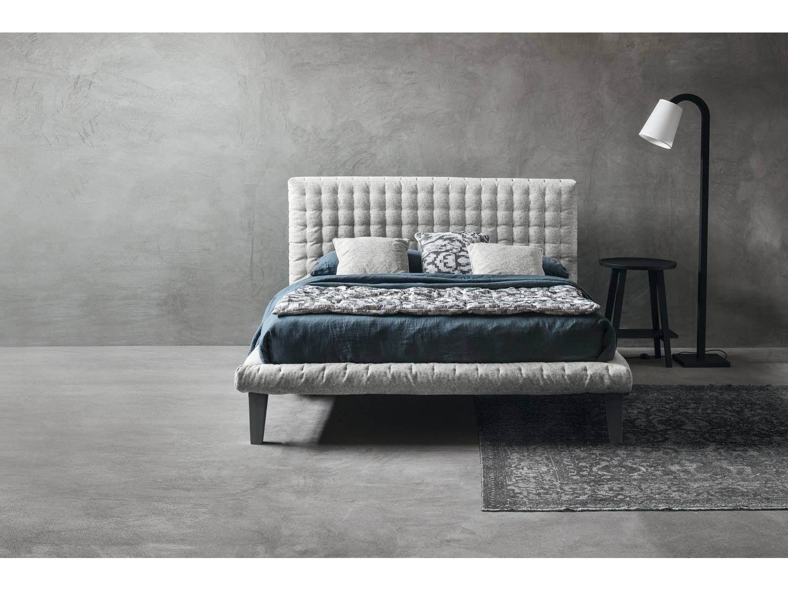 Es gibt Betten, die sind nicht nur für’s Schlafen gemacht, sondern auch für’s stundenlange Lesen, Diskutieren und Kuscheln. Wie zum Beispiel «Dot», das neue Bett von Paola Navone, das mit seinem grosszügigen, gesteppten Kopfteil und Bettrahmen auf sich aufmerksam macht. Den Bezug gibt es in zahlreichen Stoffvarianten. Letti &amp; Co.