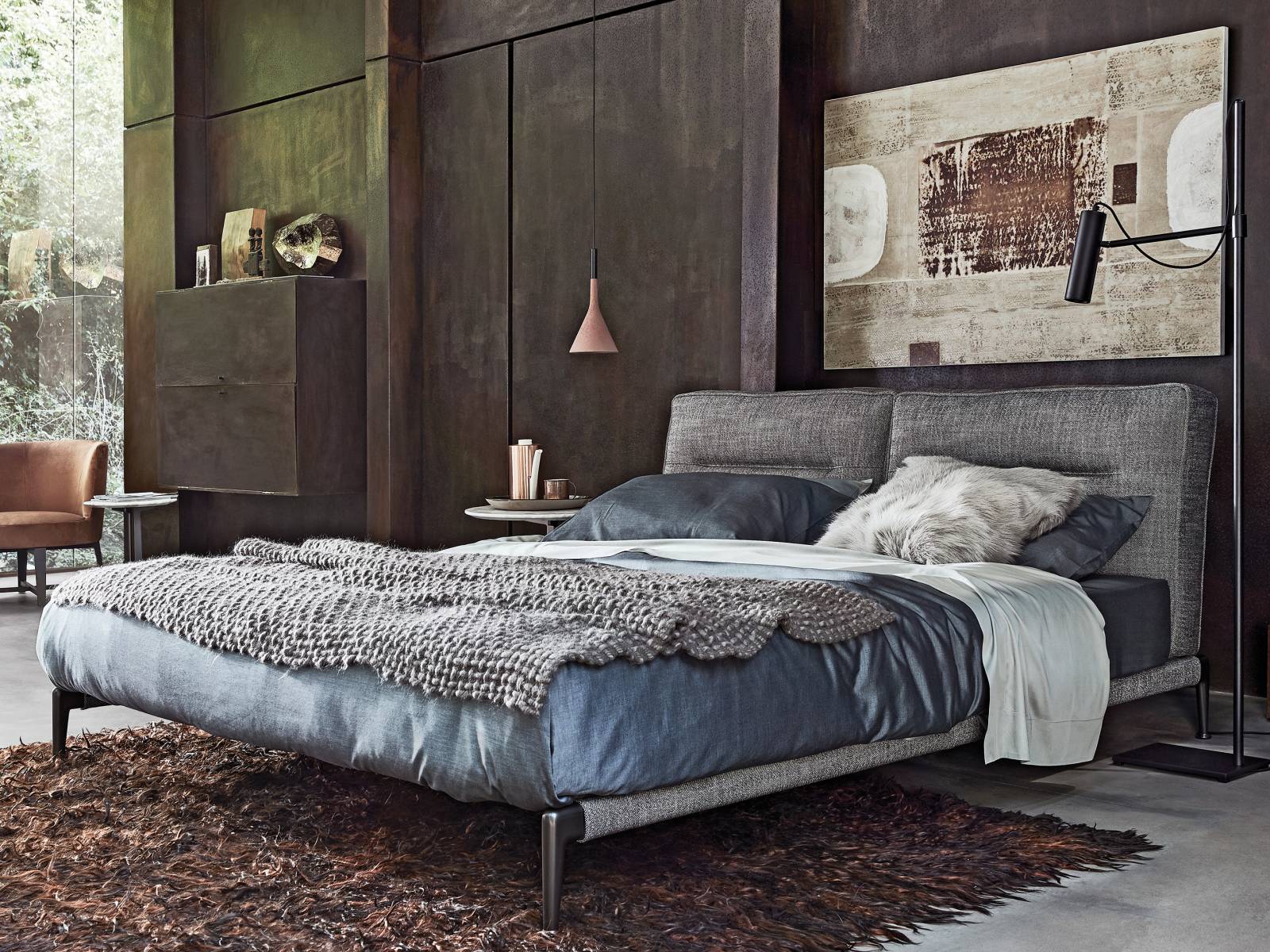 Am Anfang war das Sofa «Adda», dann schuf Antonio Citterio ein gleichnamiges Bett. Es überzeugt mit eleganten Proportionen und einem extra weichen Kopfteil, das aus zwei mit Gänsedaunen gefüllten Kissen besteht. Flexform.