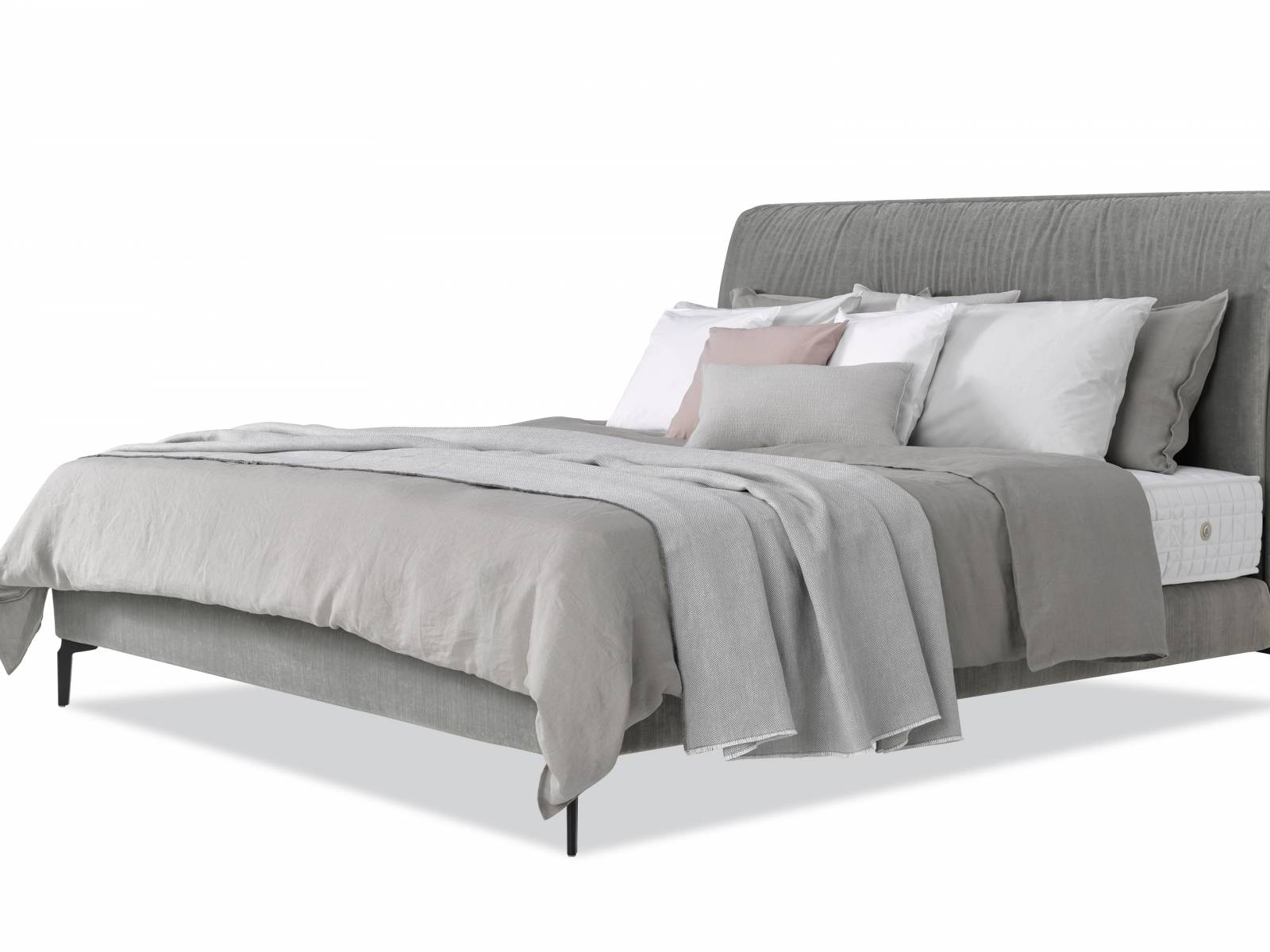 Harte Schale, weicher Kern – dafür sorgt beim Kopfteil von Bett «Madeleine» eine dünn gepolsterte Schale, in die passgenau ein weiches, flauschiges Kissen eingelegt ist und so einen hohen Anlehnkomfort sichert. Betthaupt und -rahmen verschmelzen durch eine raffinierte Naht zu einem harmonischen Ganzen. Design: Hoffmann Kahleyss. Treca.