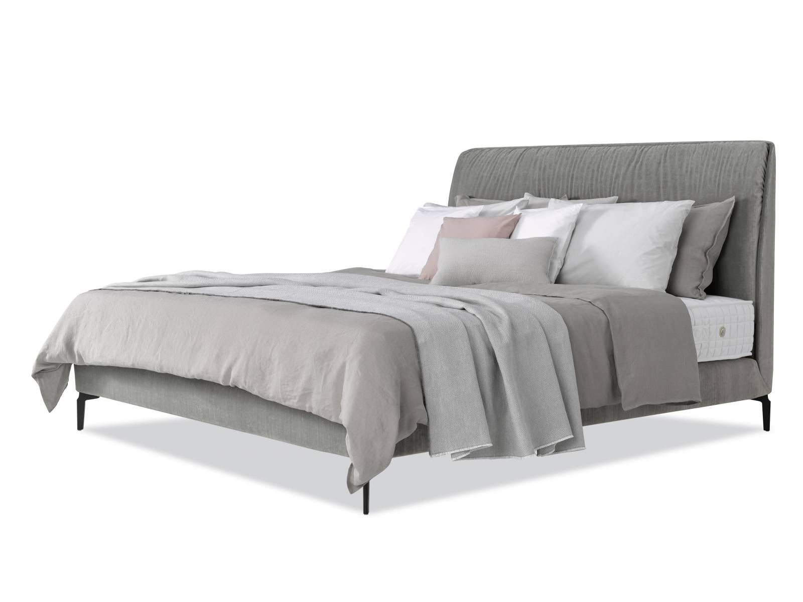 Harte Schale, weicher Kern – dafür sorgt beim Kopfteil von Bett «Madeleine» eine dünn gepolsterte Schale, in die passgenau ein weiches, flauschiges Kissen eingelegt ist und so einen hohen Anlehnkomfort sichert. Betthaupt und -rahmen verschmelzen durch eine raffinierte Naht zu einem harmonischen Ganzen. Design: Hoffmann Kahleyss. Treca.