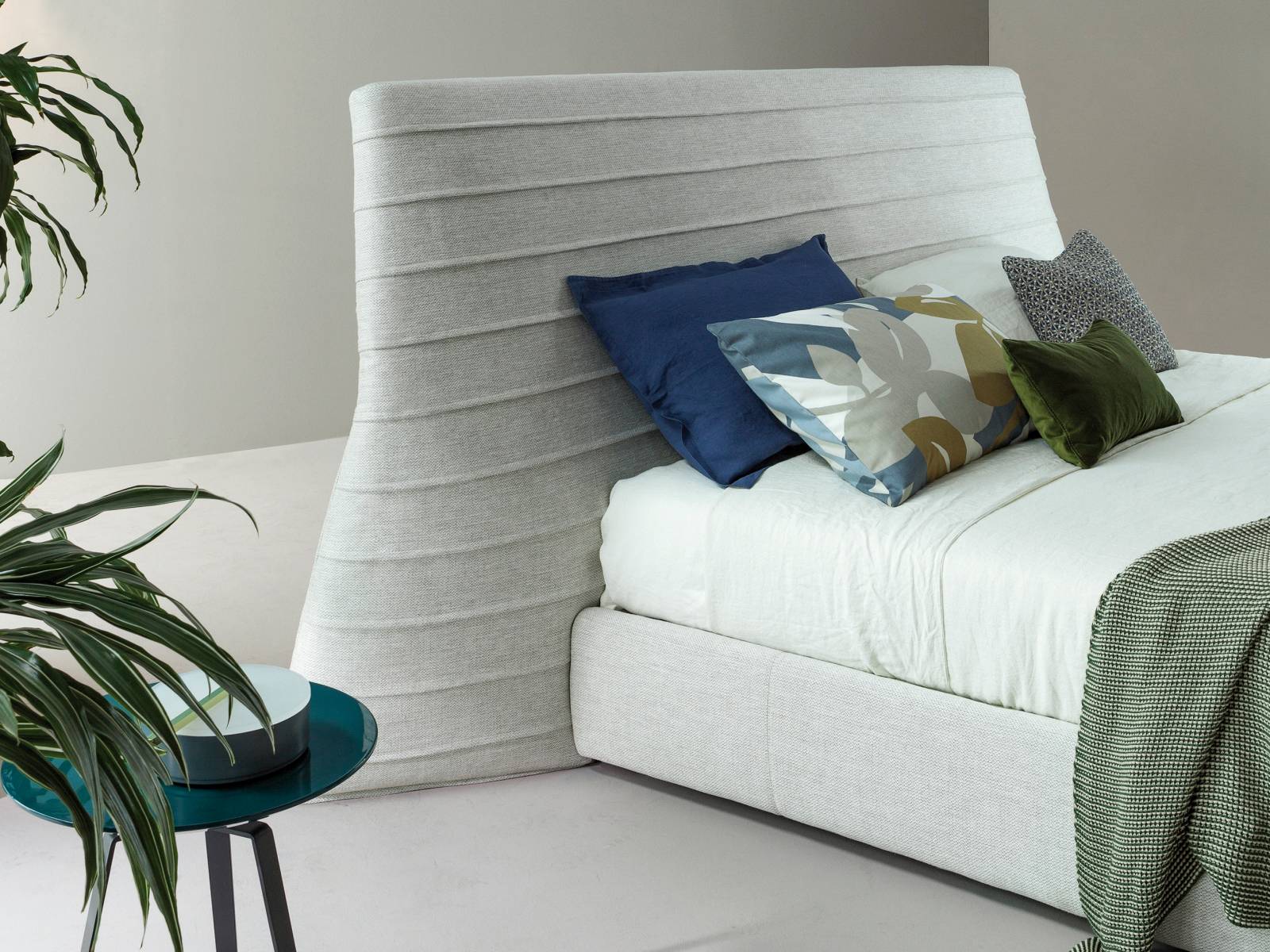 Ein aussergewöhnlich imposantes Betthaupt zeigt sich bei «Kenobi»; seine Aussenkanten schwingen leicht nach hinten und scheinen das Bett zu stützen. Es ist mit eleganten Kappnähten versehen. Design: Mauro Lipparini. Bonaldo.