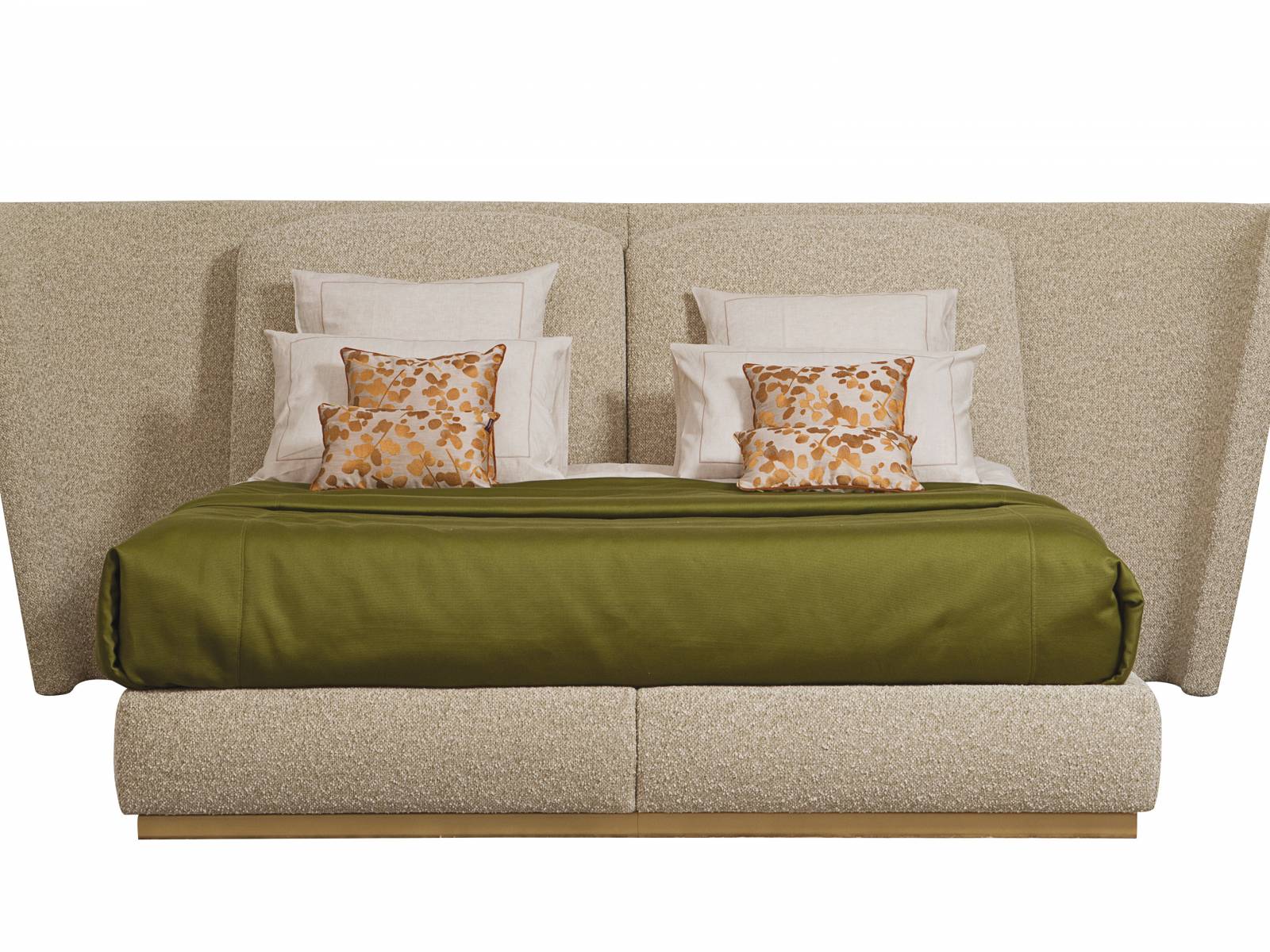 Fast wie ein Schutzschild ummantelt das trapezförmige Kopfteil das Bett «Paris Paname». Unter dem gleichen Namen gibt es Nacht- und Frisiertische, Konsolen, Sessel und Paravent, die sich zu einer ganzen Schlafzimmerkollektion zusammen fügen. Design: Bruno Moinard. Roche Bobois.